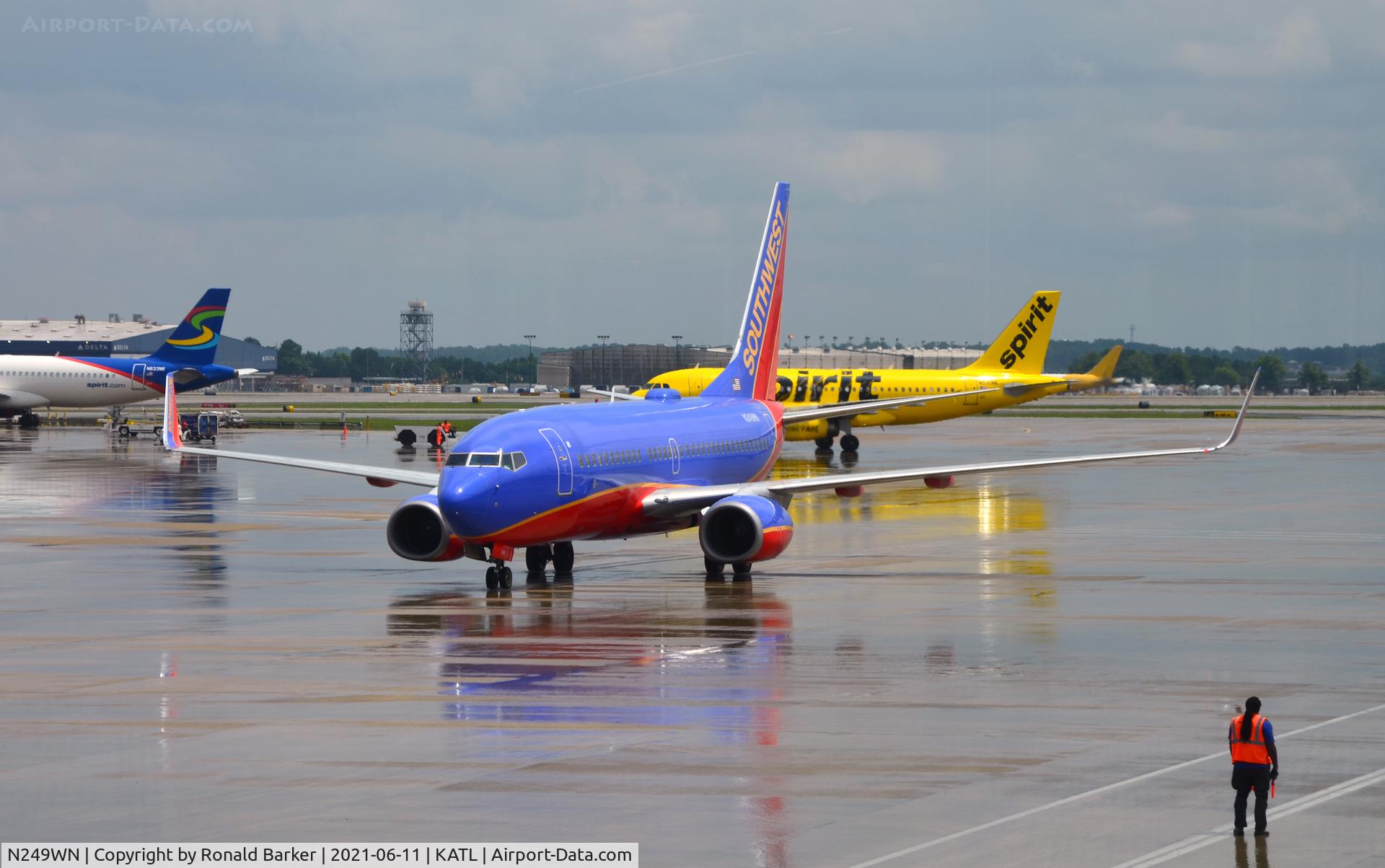 N249WN, 2006 Boeing 737-7H4 C/N 34951, Taxi to gate Atlanta