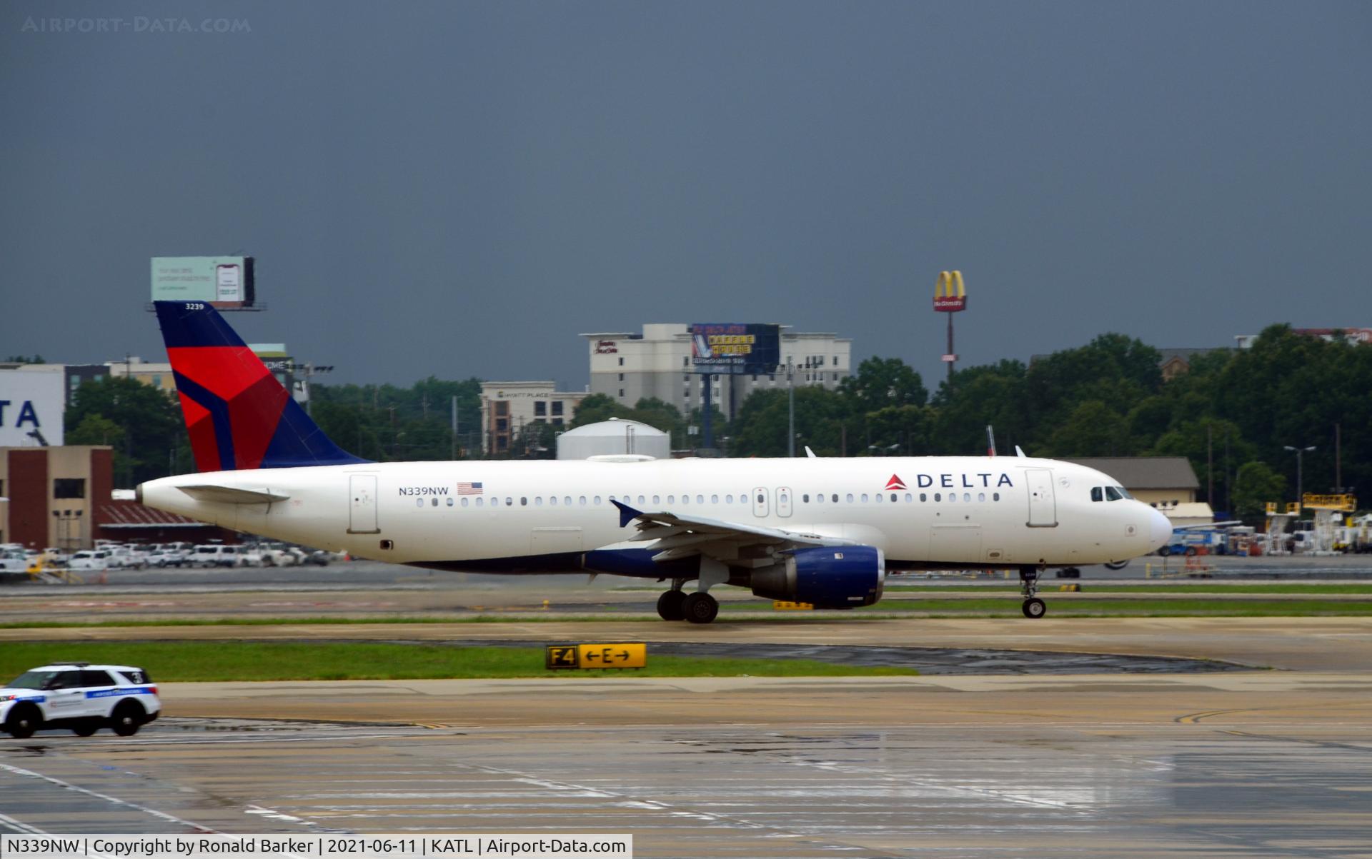 N339NW, 1992 Airbus A320-212 C/N 367, Taxi Atlanta