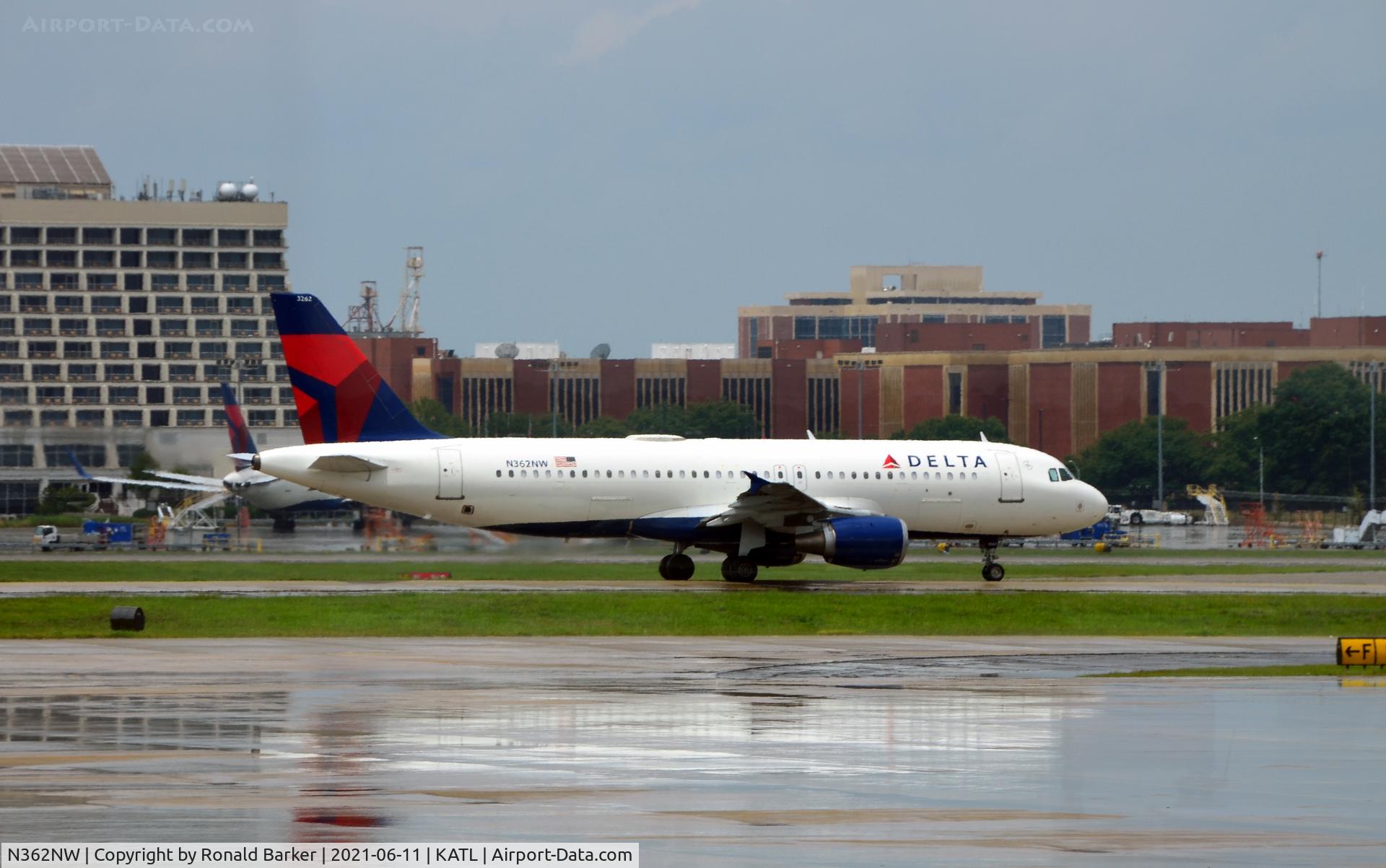 N362NW, 1998 Airbus A320-212 C/N 0911, Taxi to takeoff Atlanta