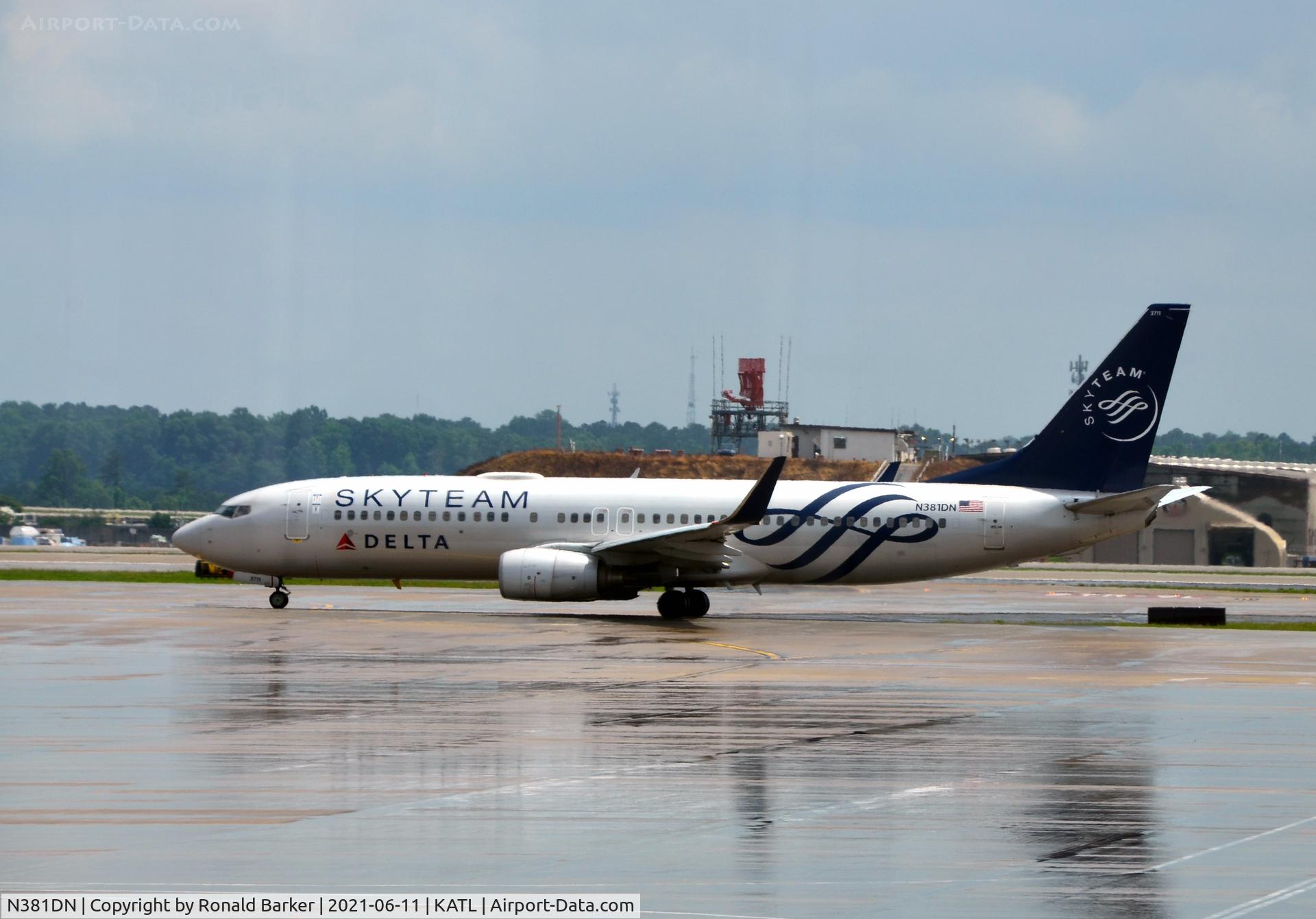 N381DN, 1999 Boeing 737-832 C/N 30350, Taxi Atlanta