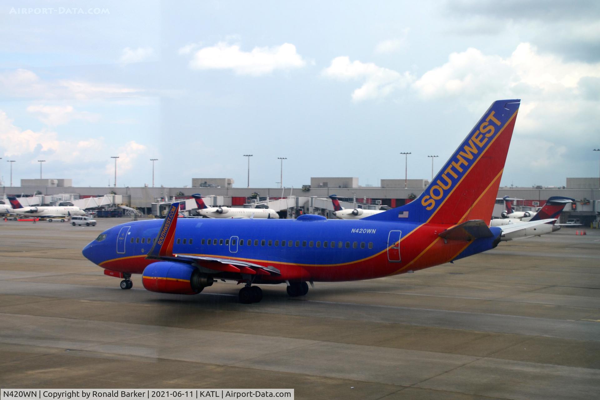 N420WN, 2001 Boeing 737-7H4 C/N 29825, Taxi to takeoff Atlanta