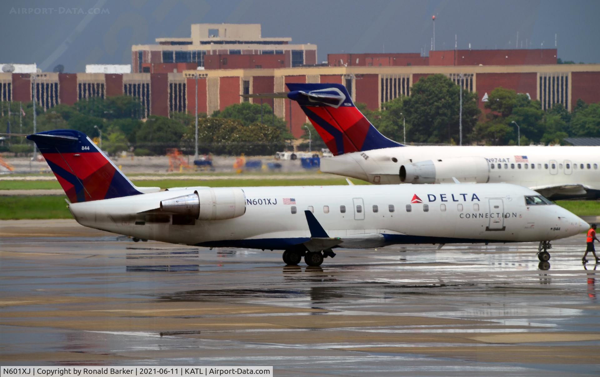 N601XJ, 2005 Bombardier CRJ-200 (CL-600-2B19) C/N 8044, Taxi Atlanta