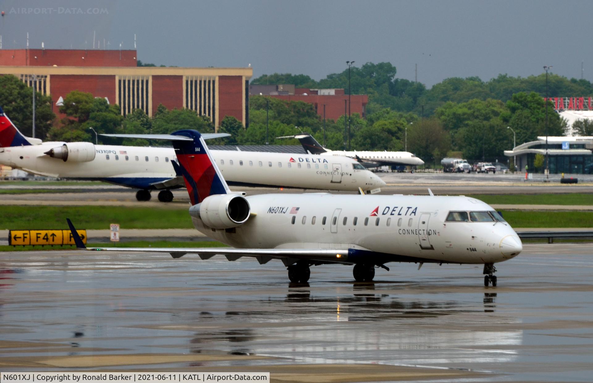 N601XJ, 2005 Bombardier CRJ-200 (CL-600-2B19) C/N 8044, Taxi Atlanta