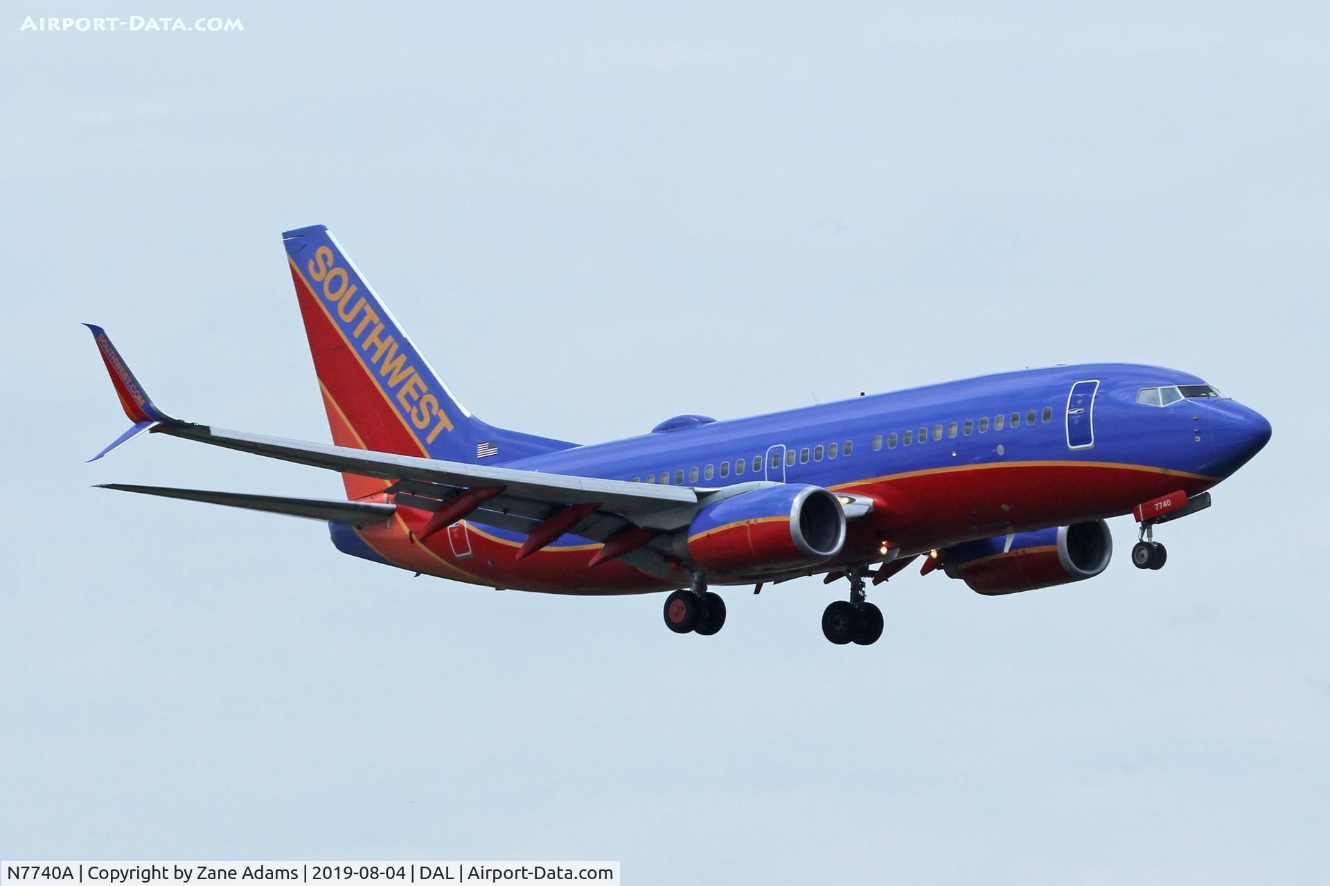 N7740A, 2007 Boeing 737-7BD C/N 33927, Arriving at Dallas Love Field