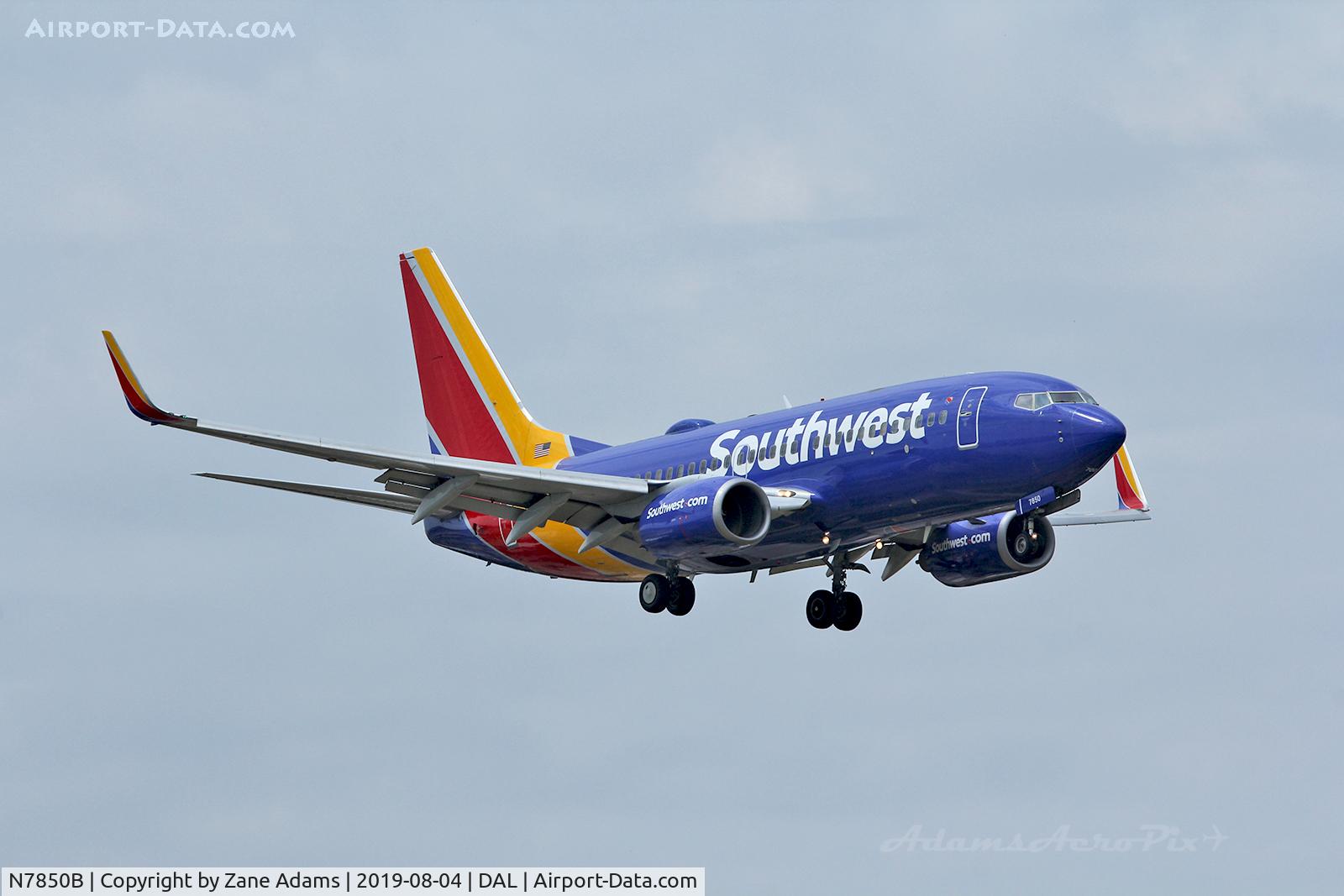 N7850B, 2001 Boeing 737-7Q8 C/N 28238, Arriving at Dallas Love Field