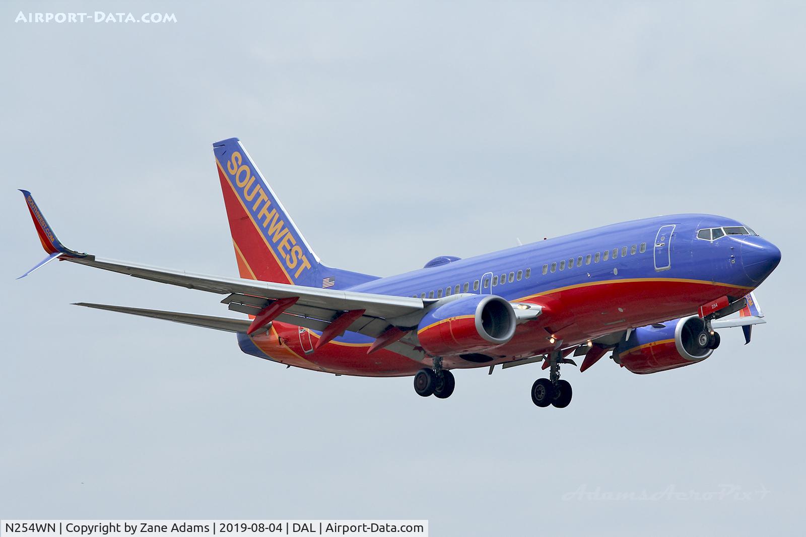 N254WN, 2006 Boeing 737-7H4 C/N 32512, Arriving at Dallas Love Field