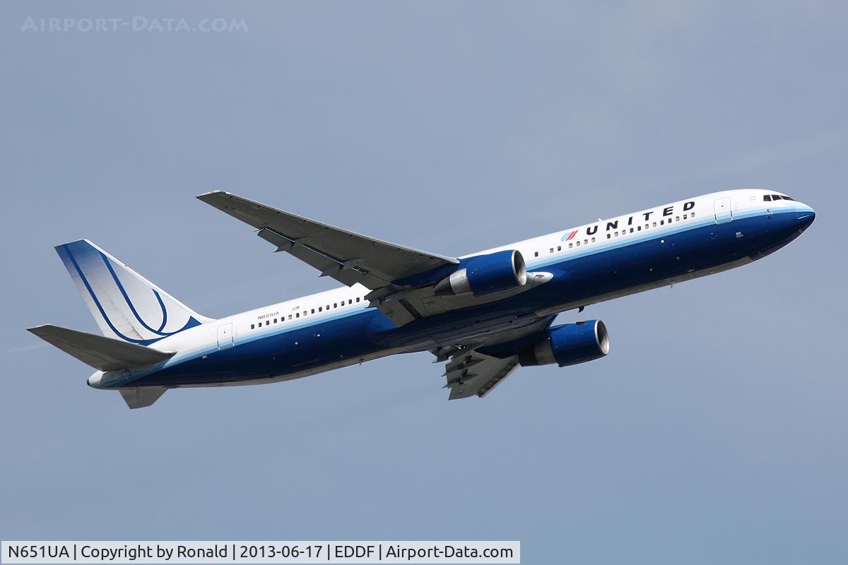 N651UA, 1992 Boeing 767-322 C/N 25389, at fra