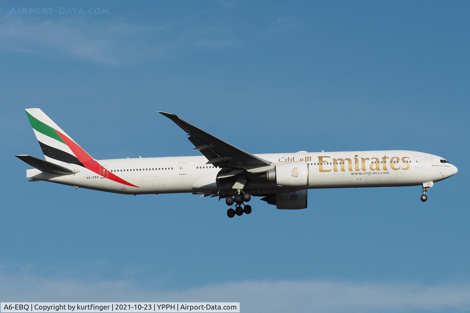 A6-EBQ, 2006 Boeing 777-36N/ER C/N 33863, Boeing 777-300ER sn 33863_576. A6-EBQ final rwy 21 YPPH 23 October 2021