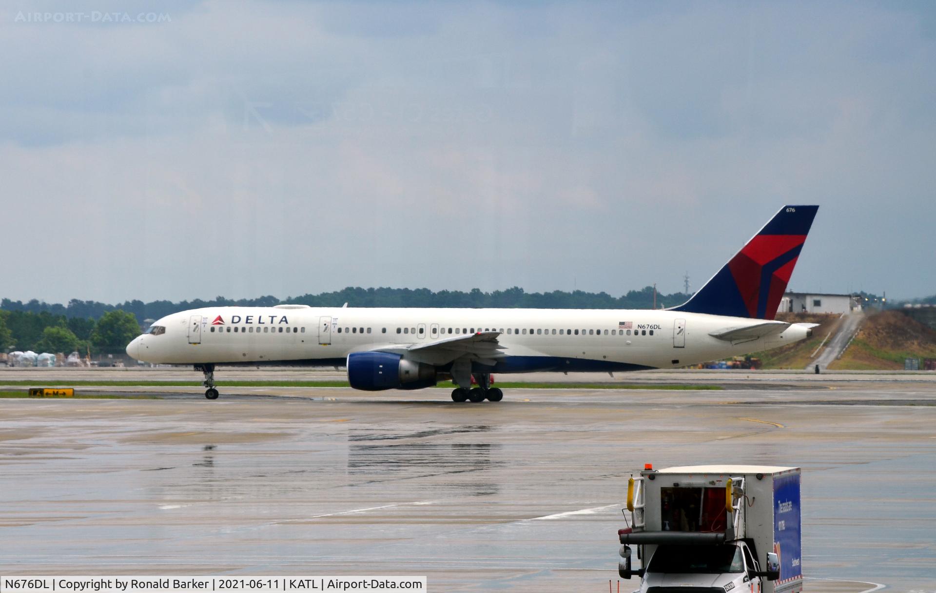 N676DL, 1992 Boeing 757-232 C/N 25981, Taxi Atlanta