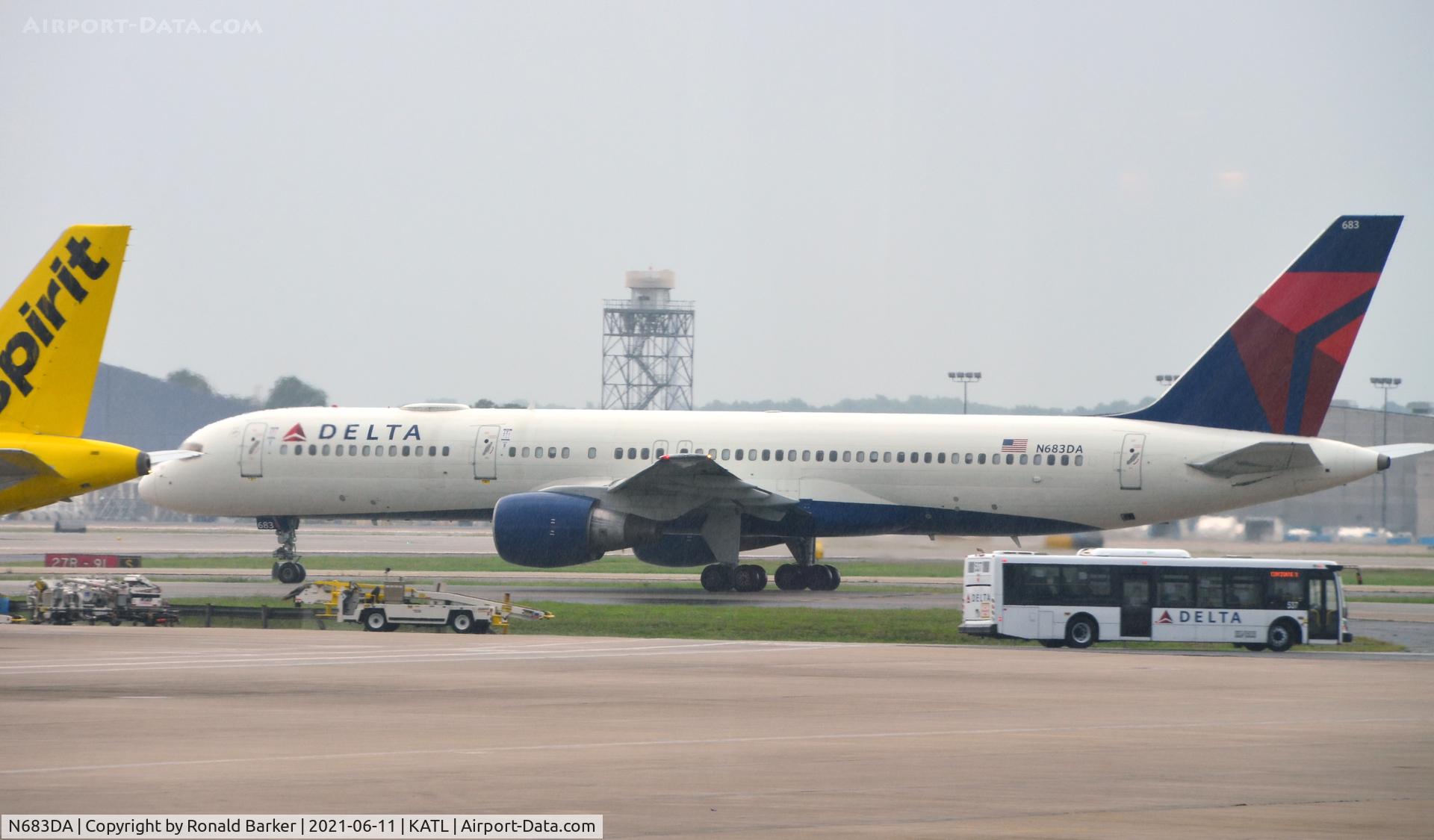 N683DA, 1993 Boeing 757-232 C/N 27103, Taxi Atlanta