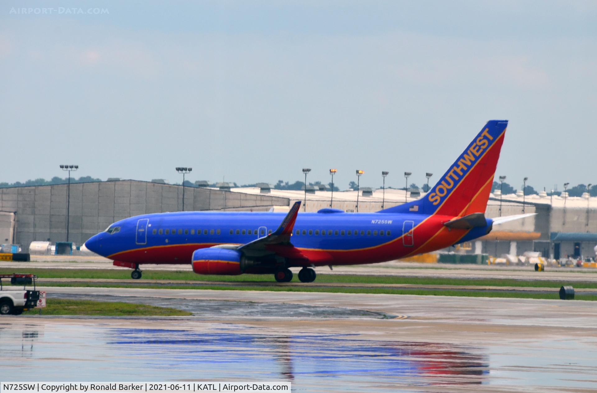 N725SW, 1999 Boeing 737-7H4 C/N 27857, Taxi Atlanta