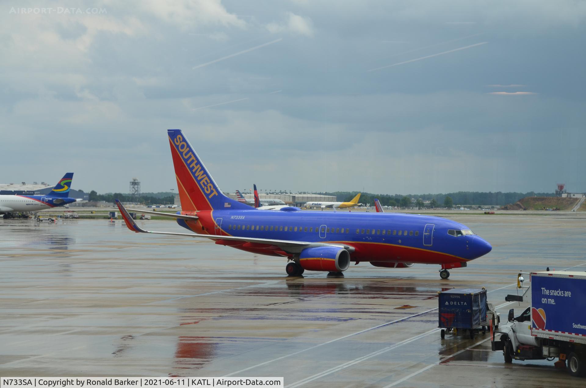 N733SA, 1999 Boeing 737-7H4 C/N 27865, Approaching the gate Atlanta