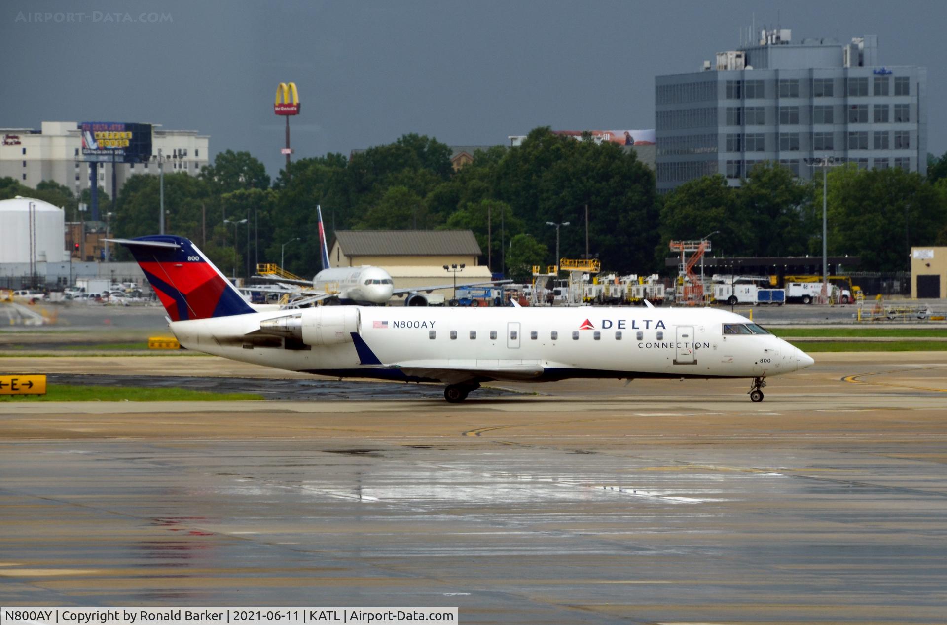 N800AY, 2004 Bombardier CRJ-200ER (CL-600-2B19) C/N 8000, Taxi Atlanta