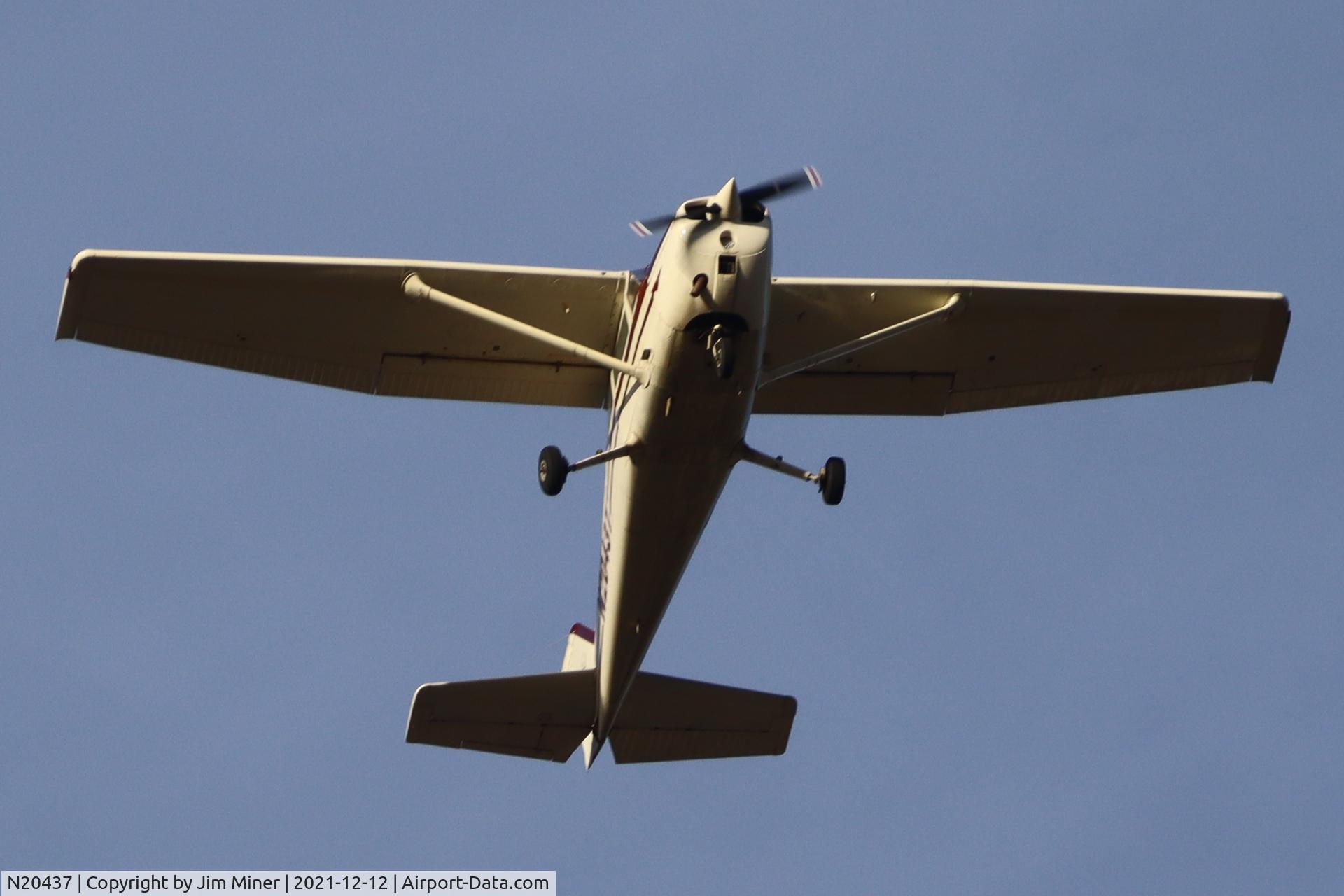 N20437, 1972 Cessna 172M C/N 17261287, Flying over Elgin IL.