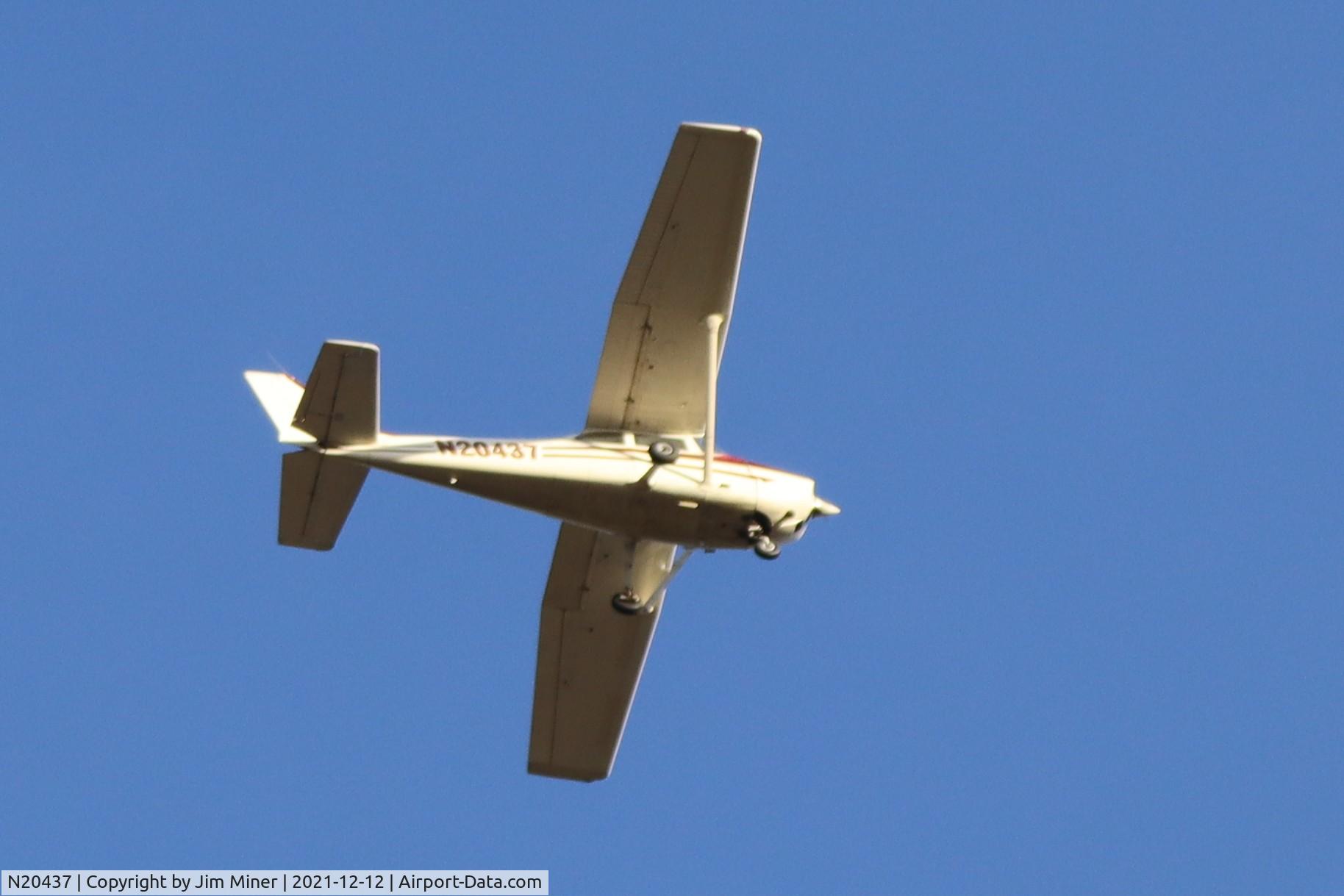 N20437, 1972 Cessna 172M C/N 17261287, Flying over Elgin IL.