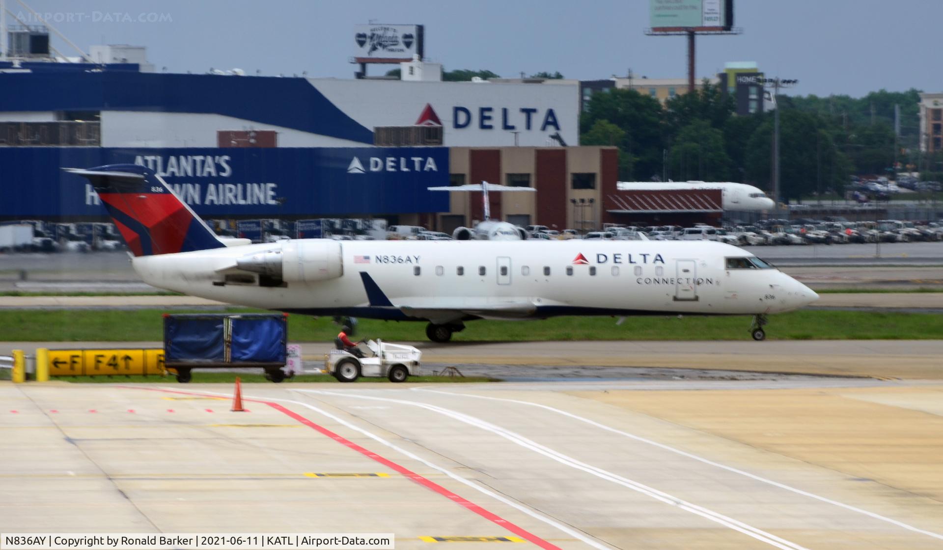 N836AY, 2005 Bombardier CRJ-200ER (CL-600-2B19) C/N 8036, Taxi to gate Atlanta