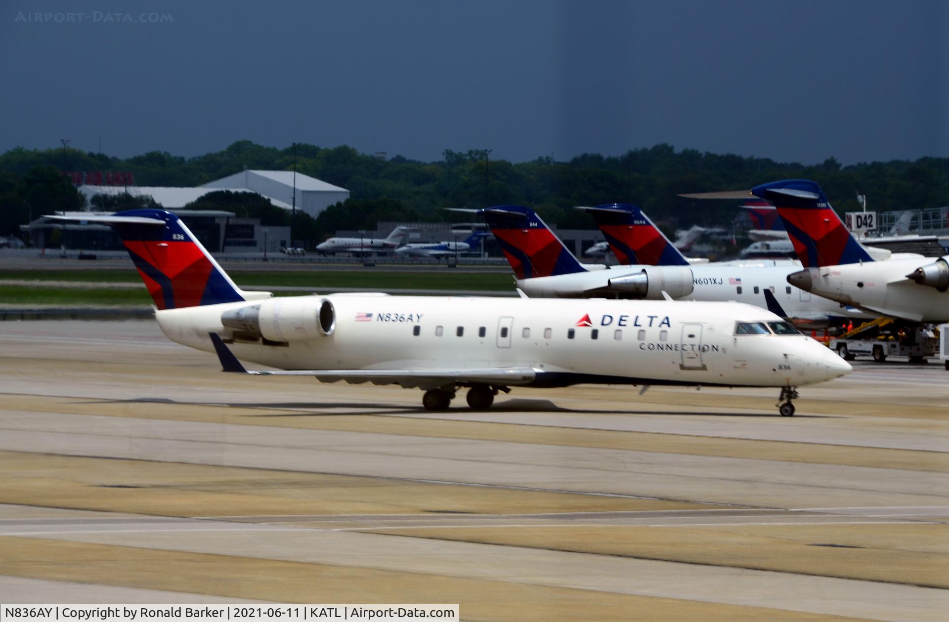 N836AY, 2005 Bombardier CRJ-200ER (CL-600-2B19) C/N 8036, Taxi to gate Atlanta