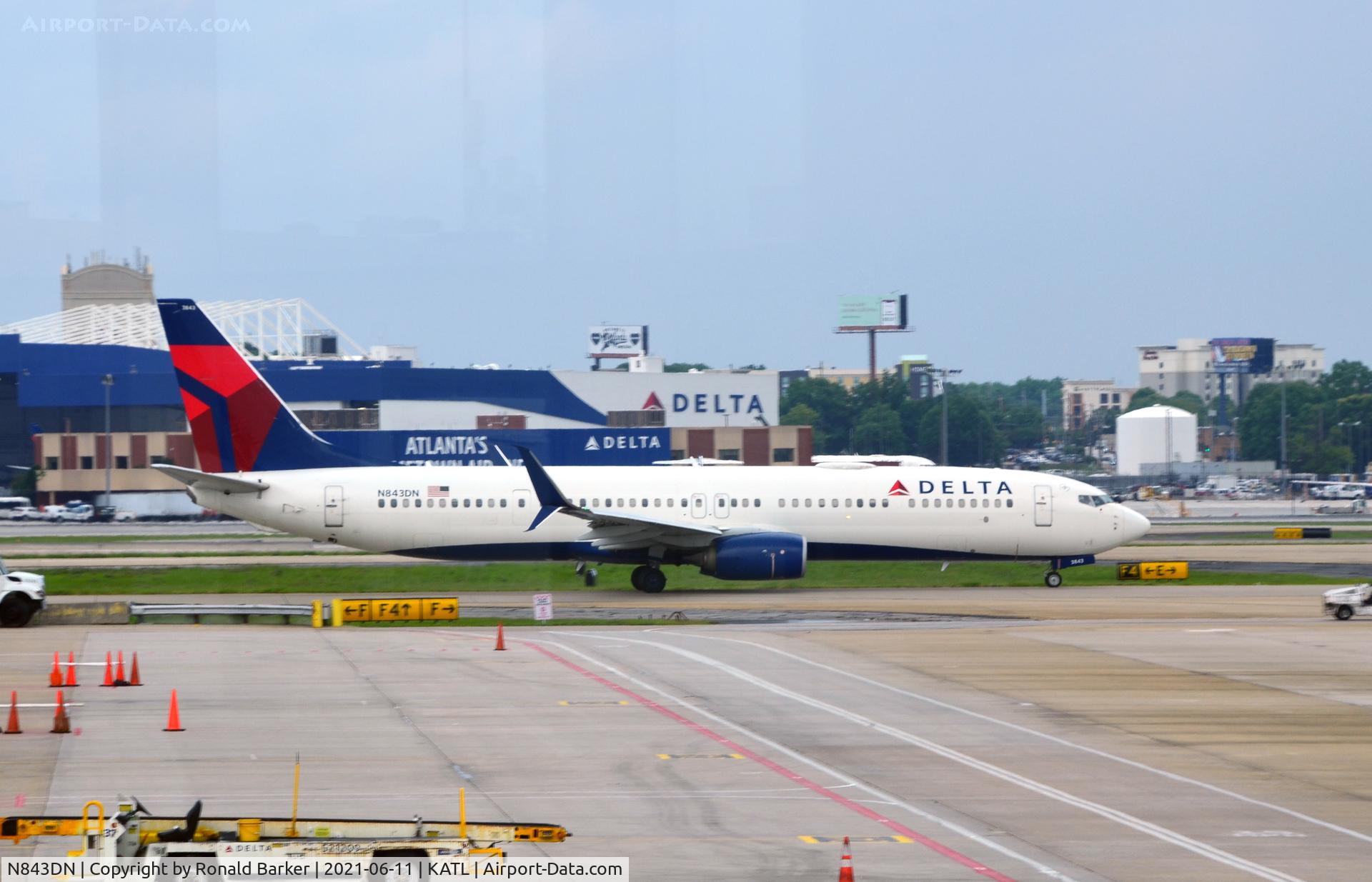 N843DN, 2015 Boeing 737-932/ER C/N 31954, Taxi for takeoff Atlanta