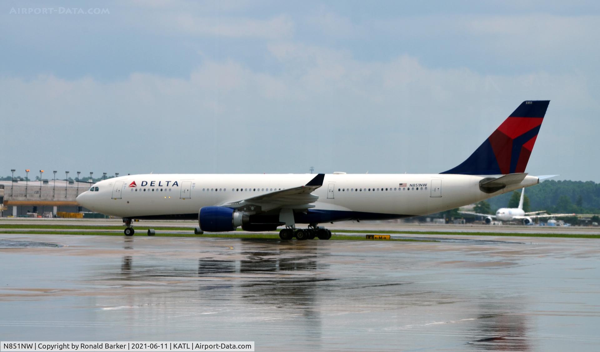 N851NW, 2004 Airbus A330-223 C/N 0609, Taxi Atlanta