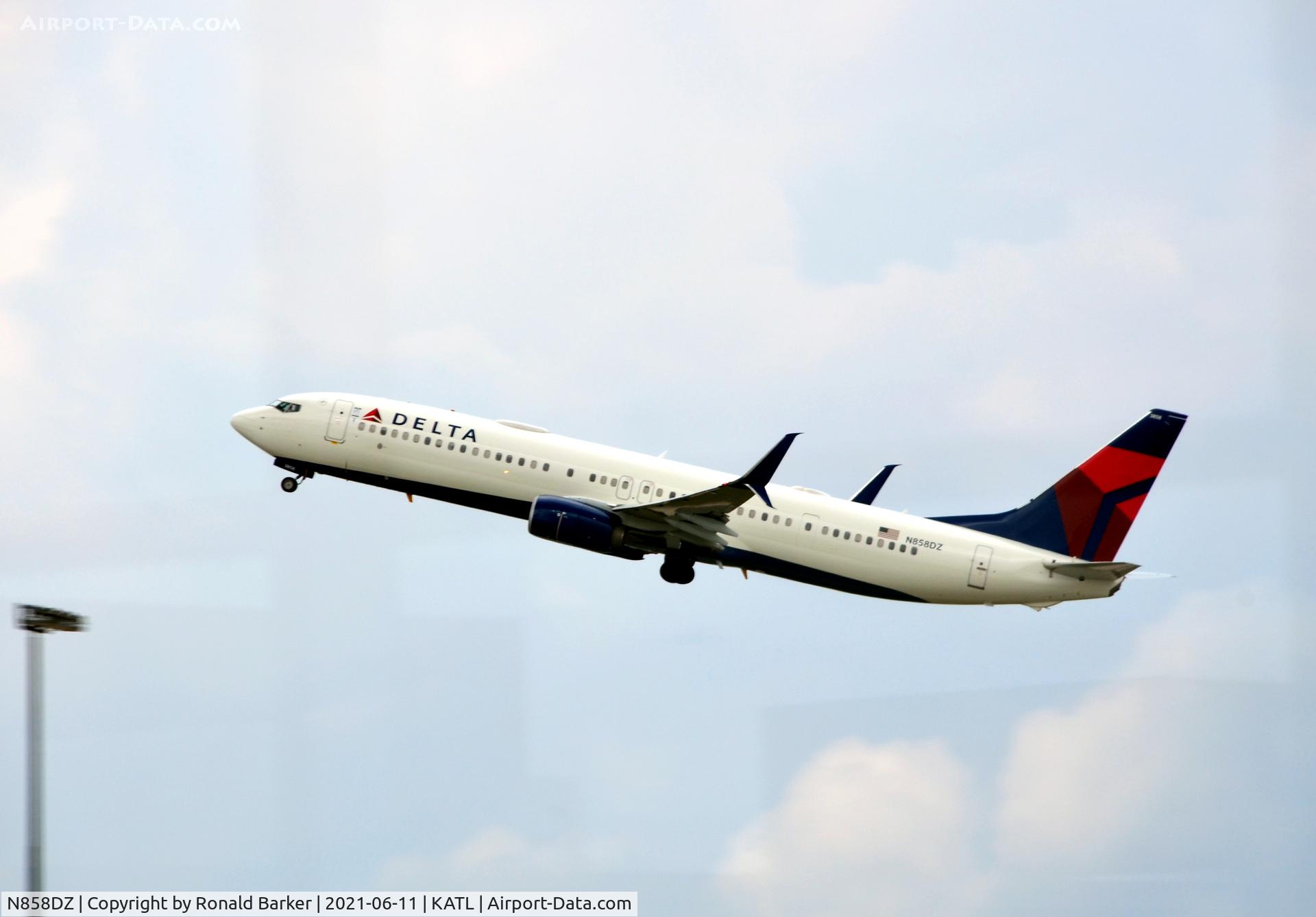 N858DZ, 2016 Boeing 737-932/ER C/N 31969, Takeoff Atlanta