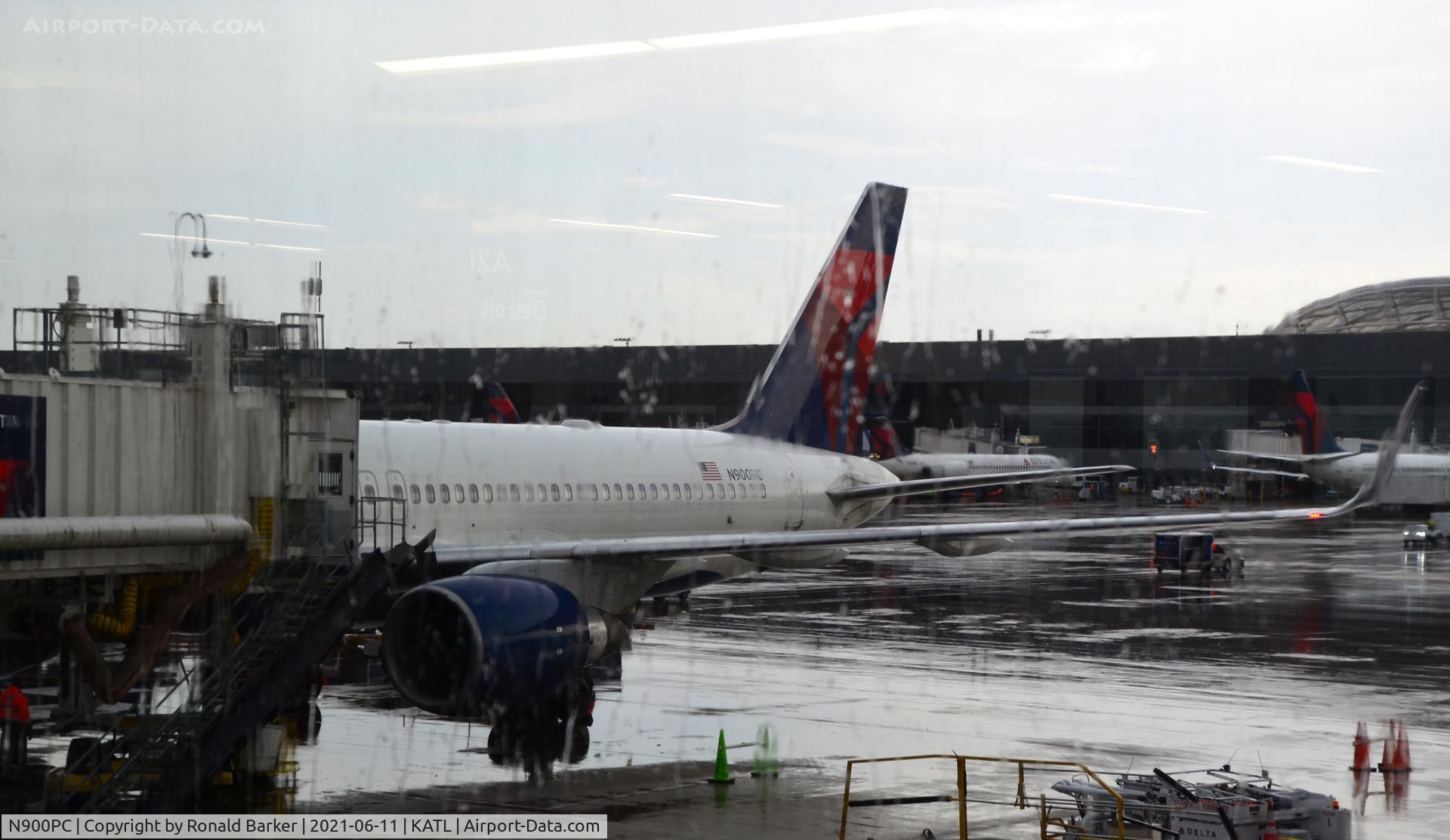 N900PC, 1997 Boeing 757-26D C/N 28446, At the gate Atlanta