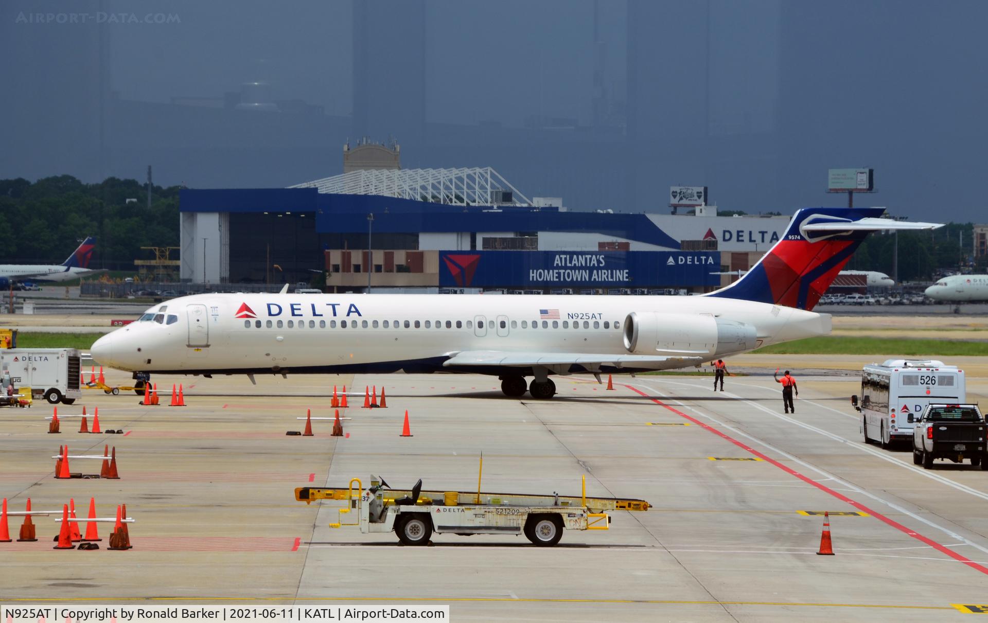 N925AT, 2000 Boeing 717-200 C/N 55079, Pushback Atlanta