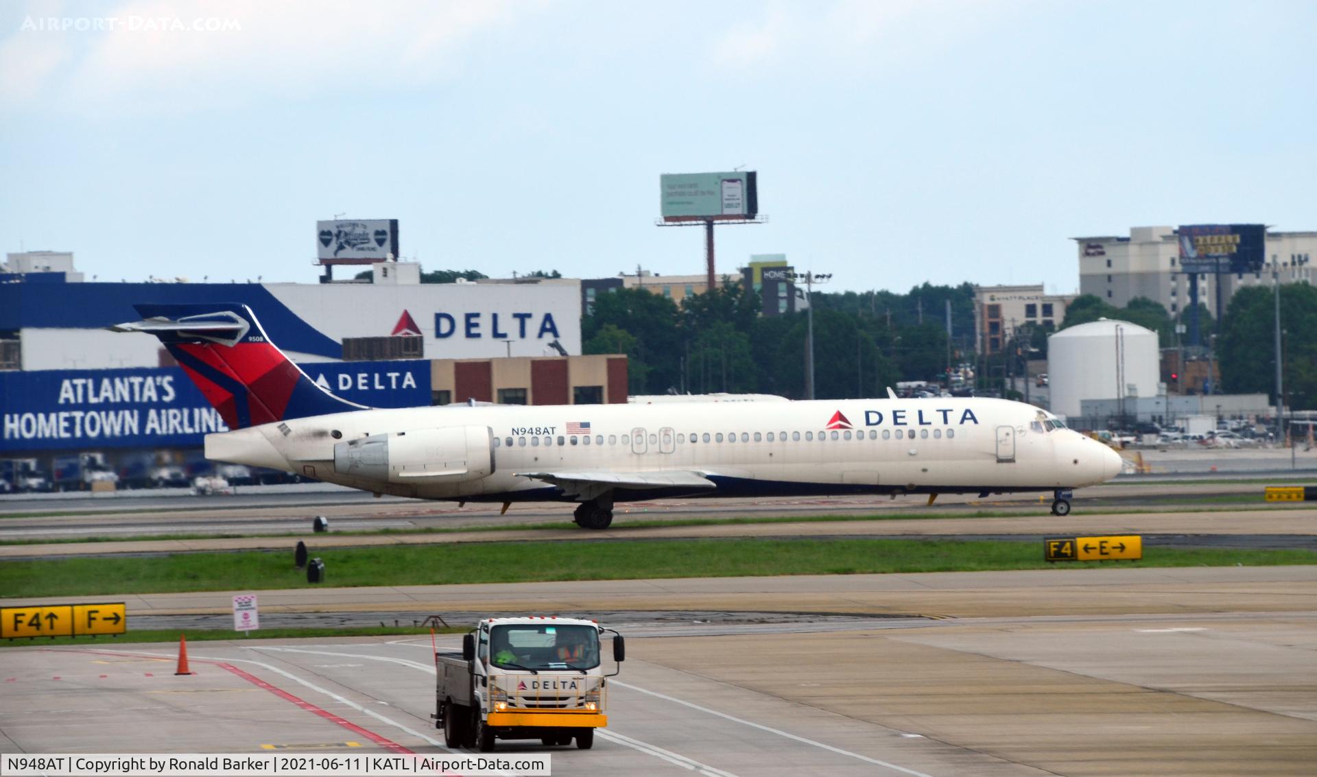 N948AT, 1999 Boeing 717-200 C/N 55011, Taxi Atlanta