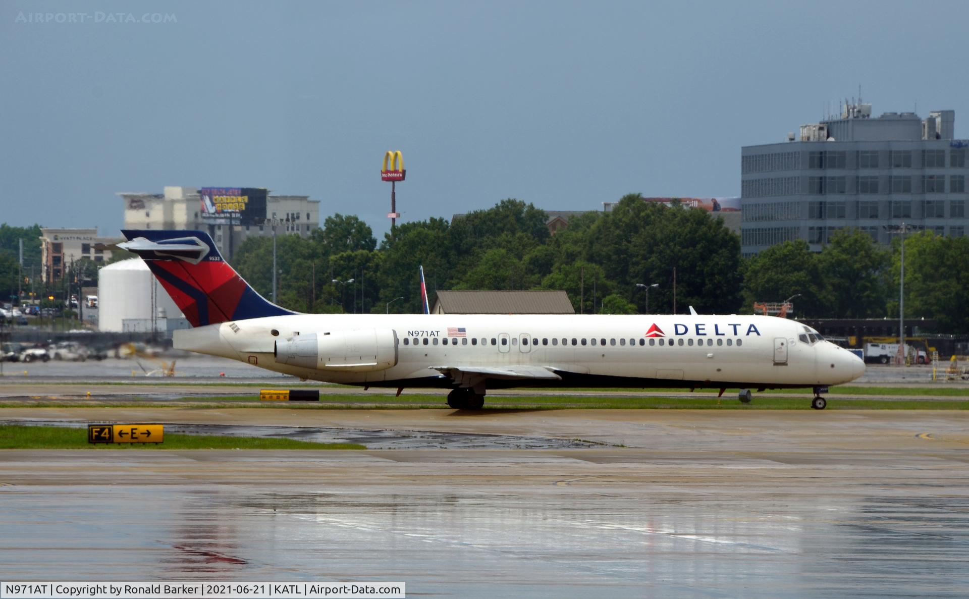 N971AT, 2001 Boeing 717-200 C/N 55032, Taxi Atlanta