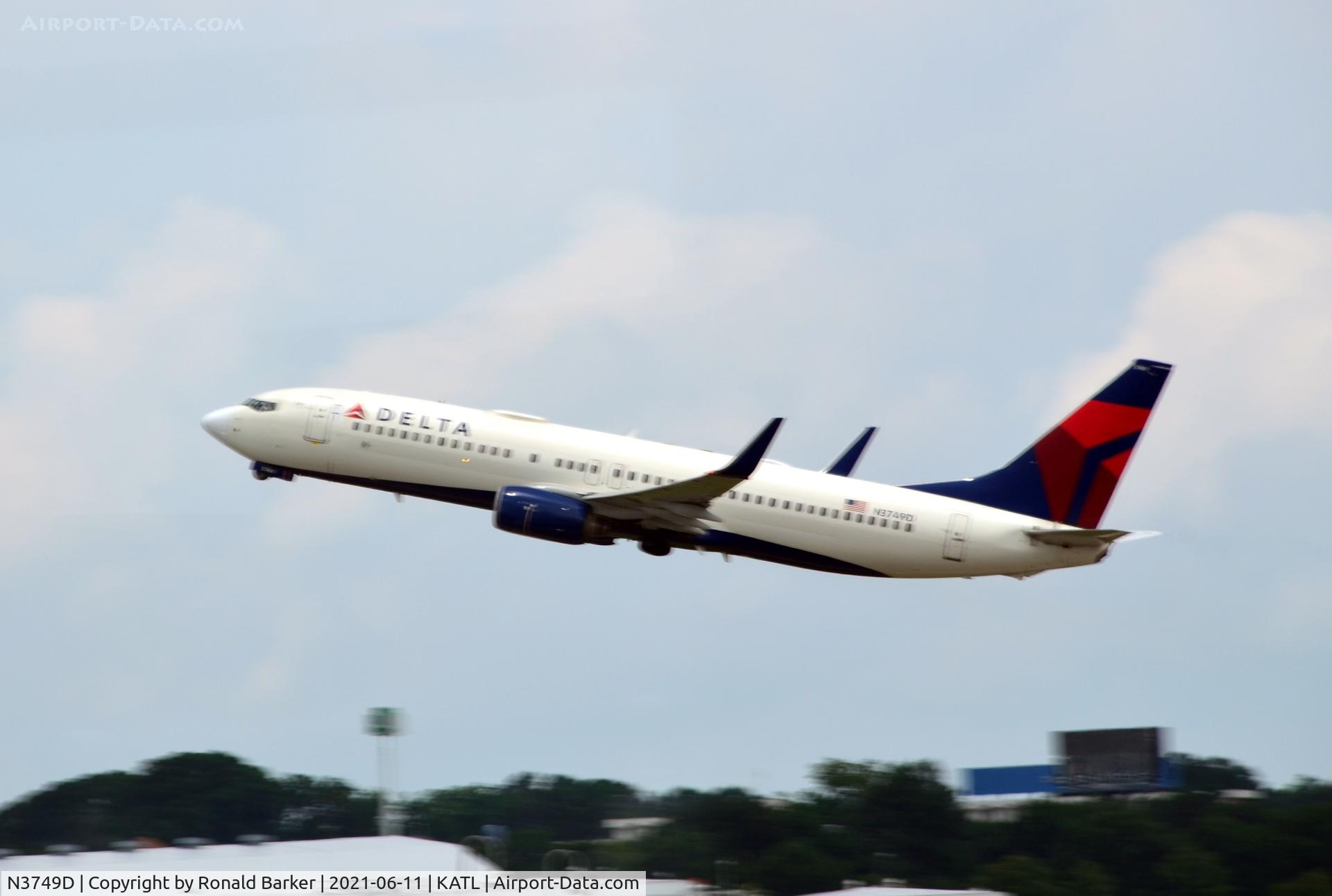 N3749D, 2001 Boeing 737-832 C/N 30490, Takeoff Atlanta