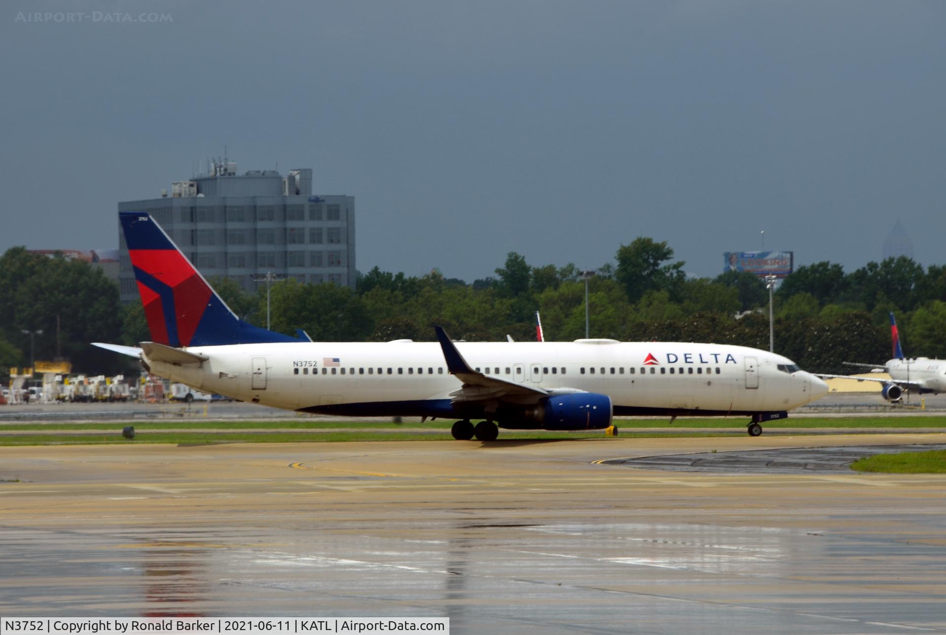 N3752, 2001 Boeing 737-832 C/N 30492, Taxi Atlanta