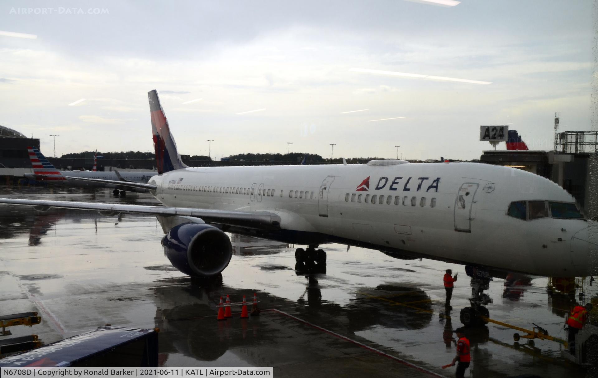 N6708D, 2000 Boeing 757-232 C/N 30480, Gate A24 Atlanta