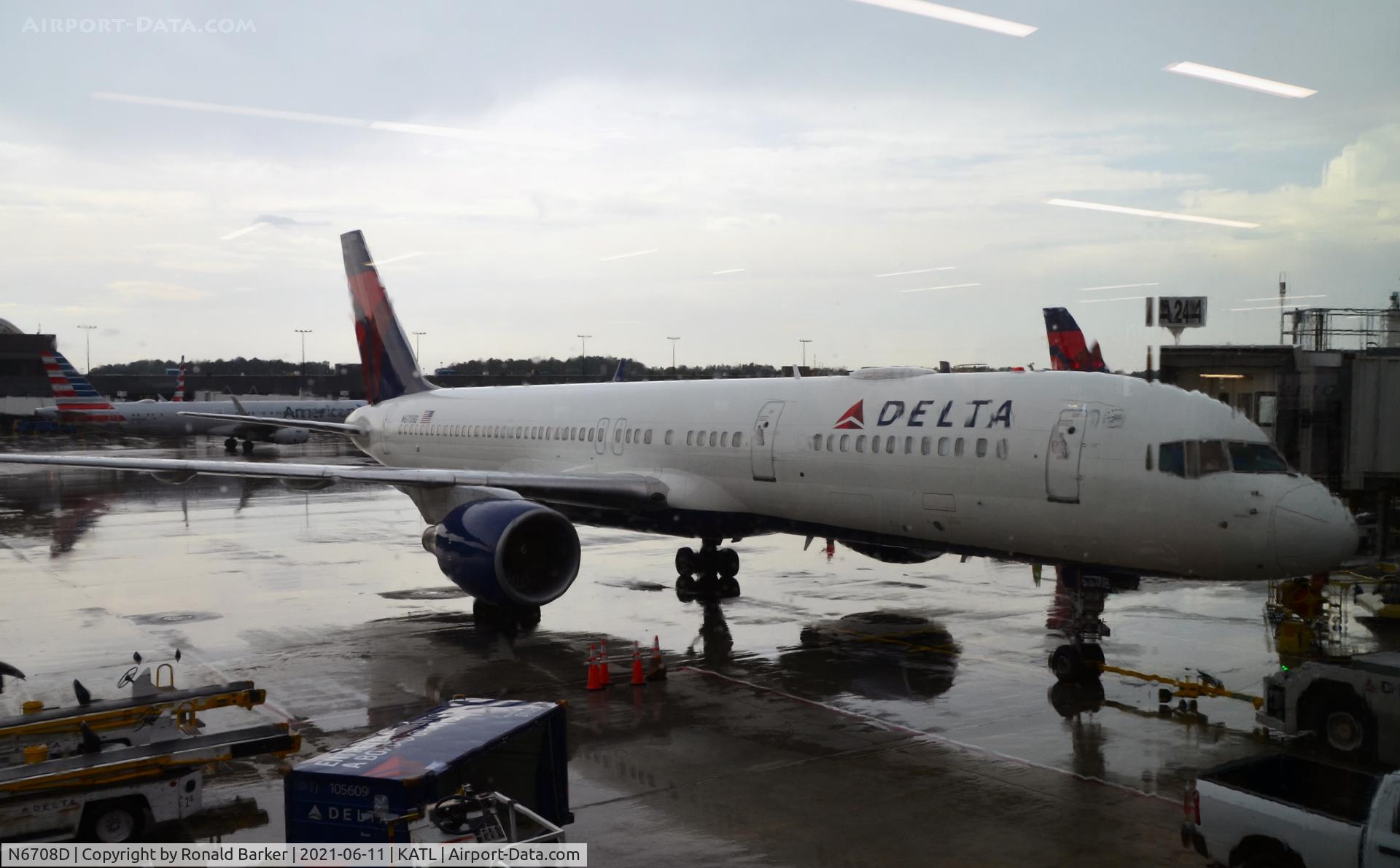 N6708D, 2000 Boeing 757-232 C/N 30480, Pushback Atlanta