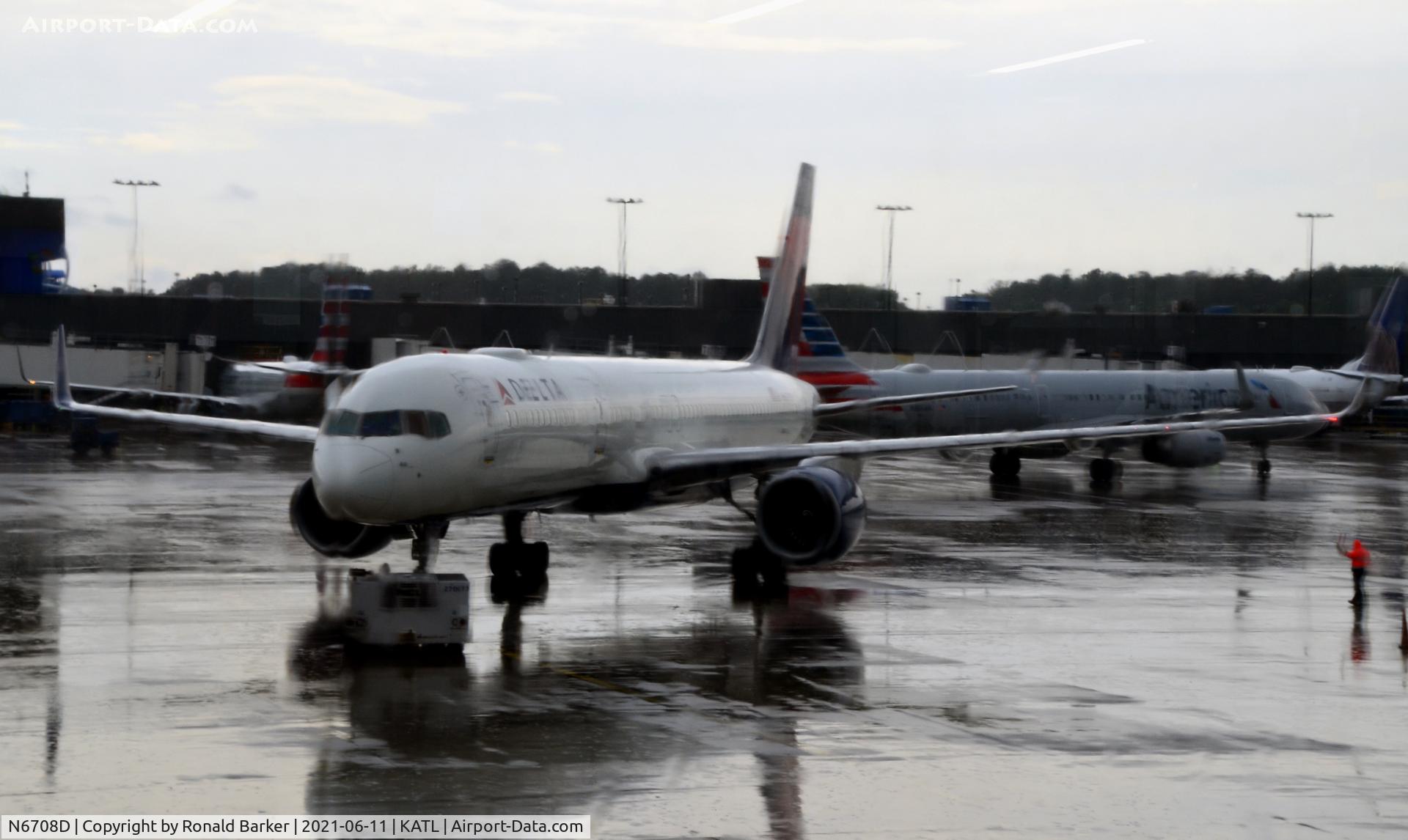 N6708D, 2000 Boeing 757-232 C/N 30480, Pushback Atlanta