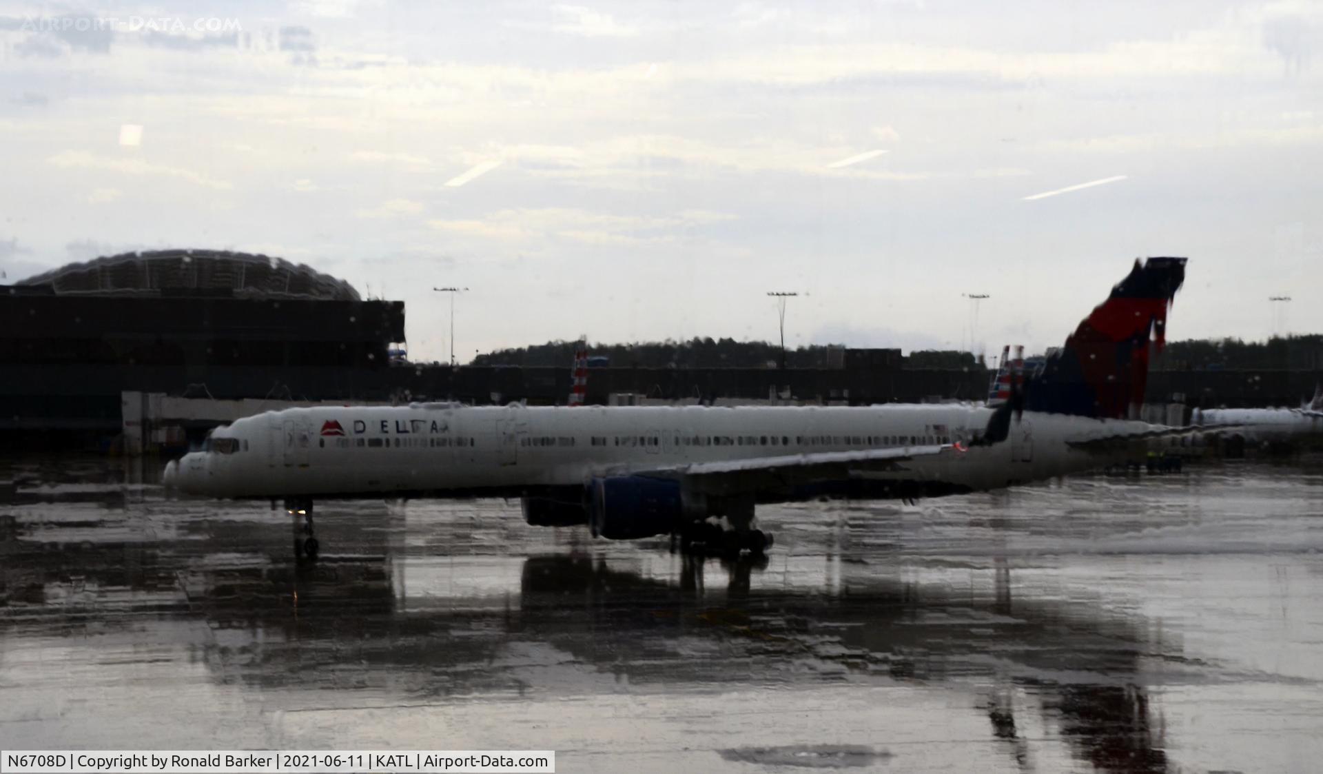 N6708D, 2000 Boeing 757-232 C/N 30480, Taxi for takeoff Atlanta