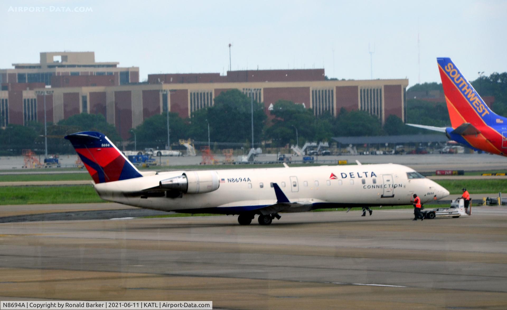 N8694A, 2002 Canadair CRJ-200 (CL-600-2B19) C/N 7694, Pushback Atlanta