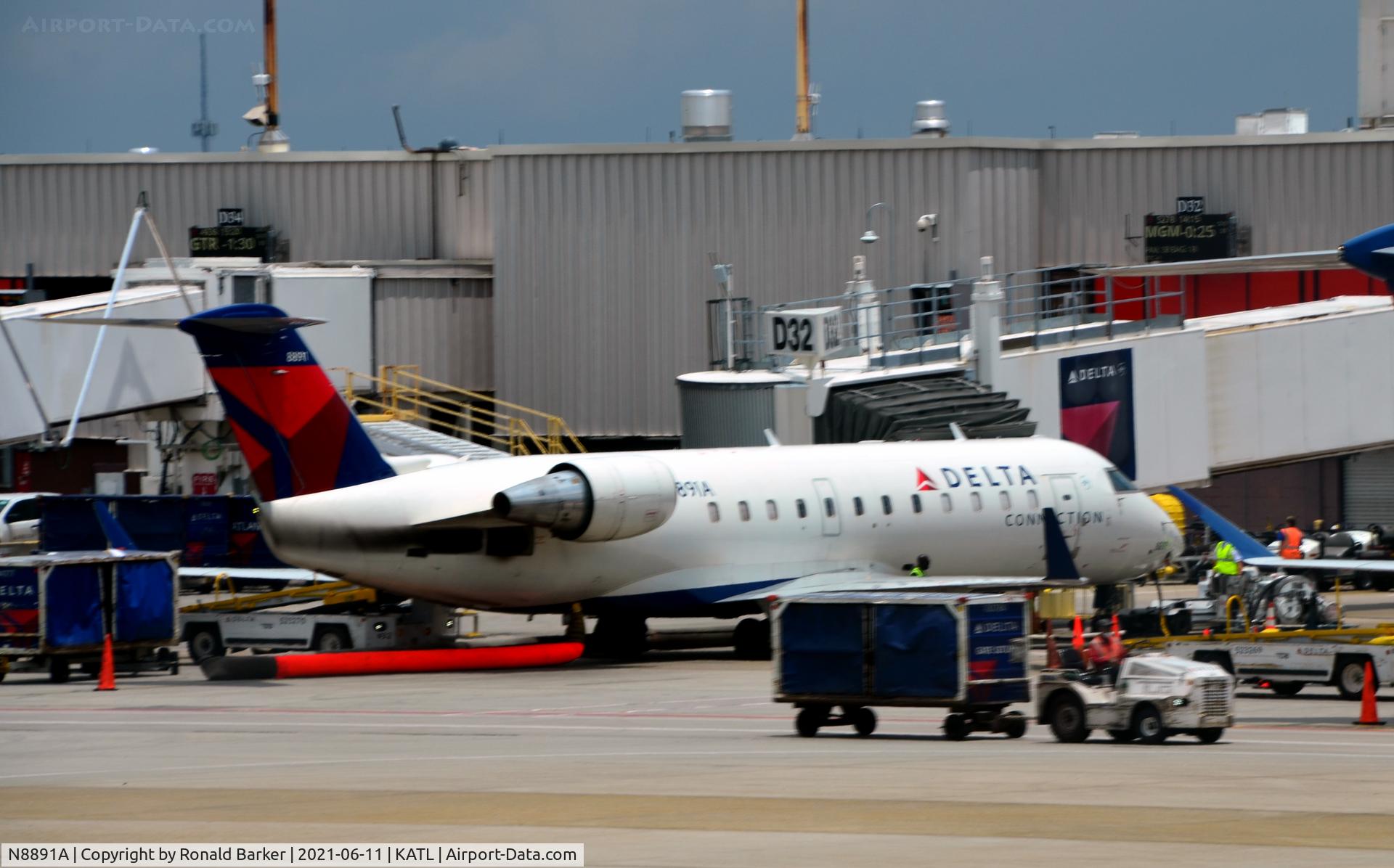 N8891A, 2004 Bombardier CRJ-200 (CL-600-2B19) C/N 7891, Gate D32 Atlanta