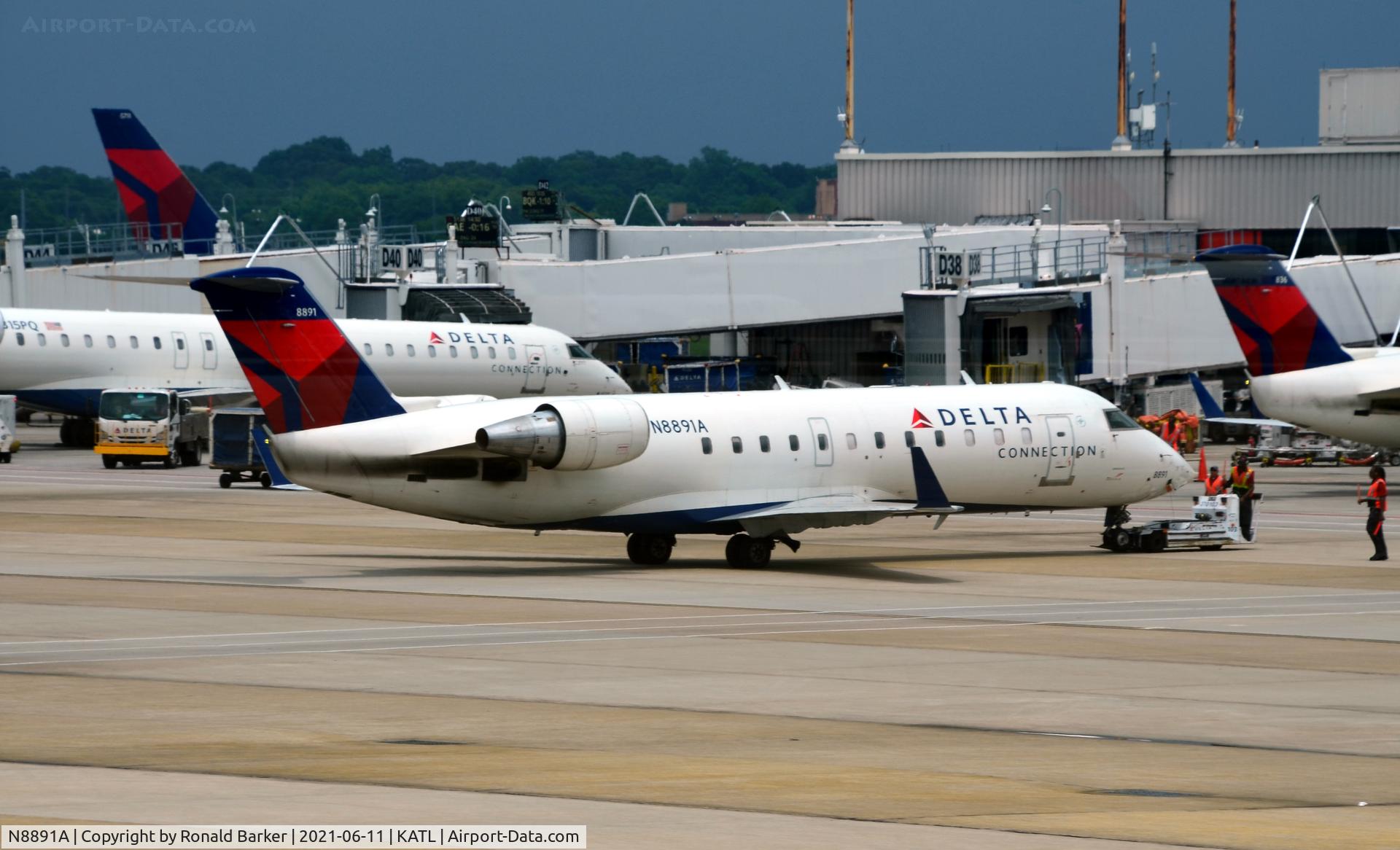 N8891A, 2004 Bombardier CRJ-200 (CL-600-2B19) C/N 7891, Pushback Atlanta
