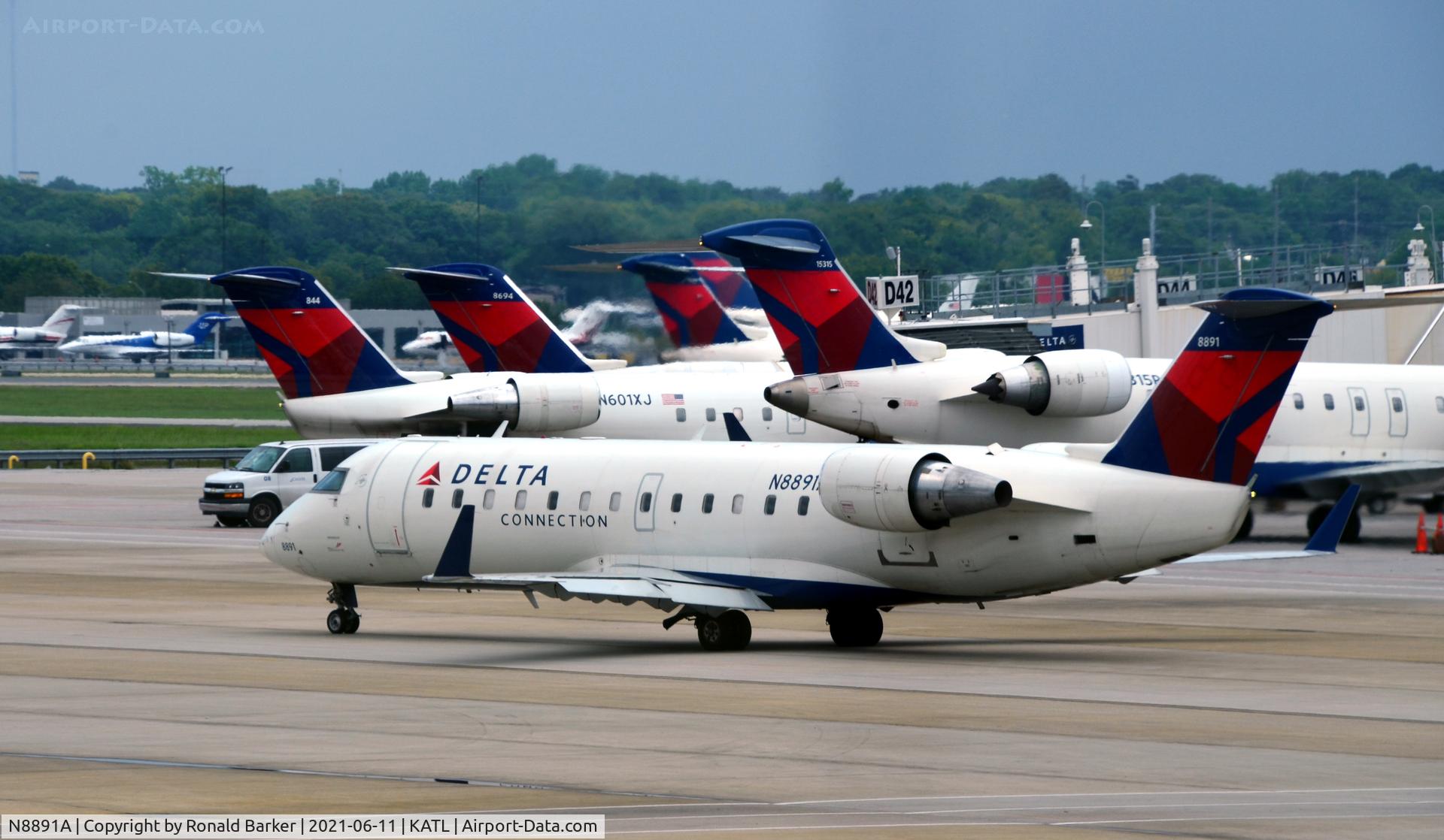 N8891A, 2004 Bombardier CRJ-200 (CL-600-2B19) C/N 7891, Taxi for takeoff Atlanta