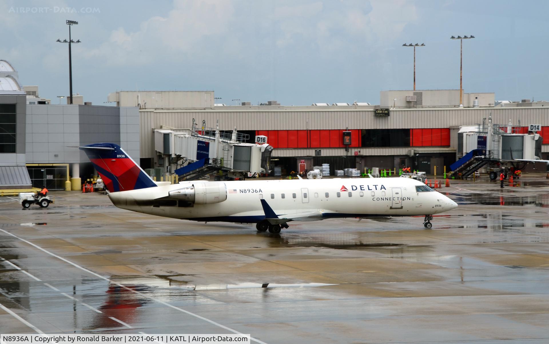N8936A, 2004 Bombardier CRJ-200 (CL-600-2B19) C/N 7936, Taxi Atlanta
