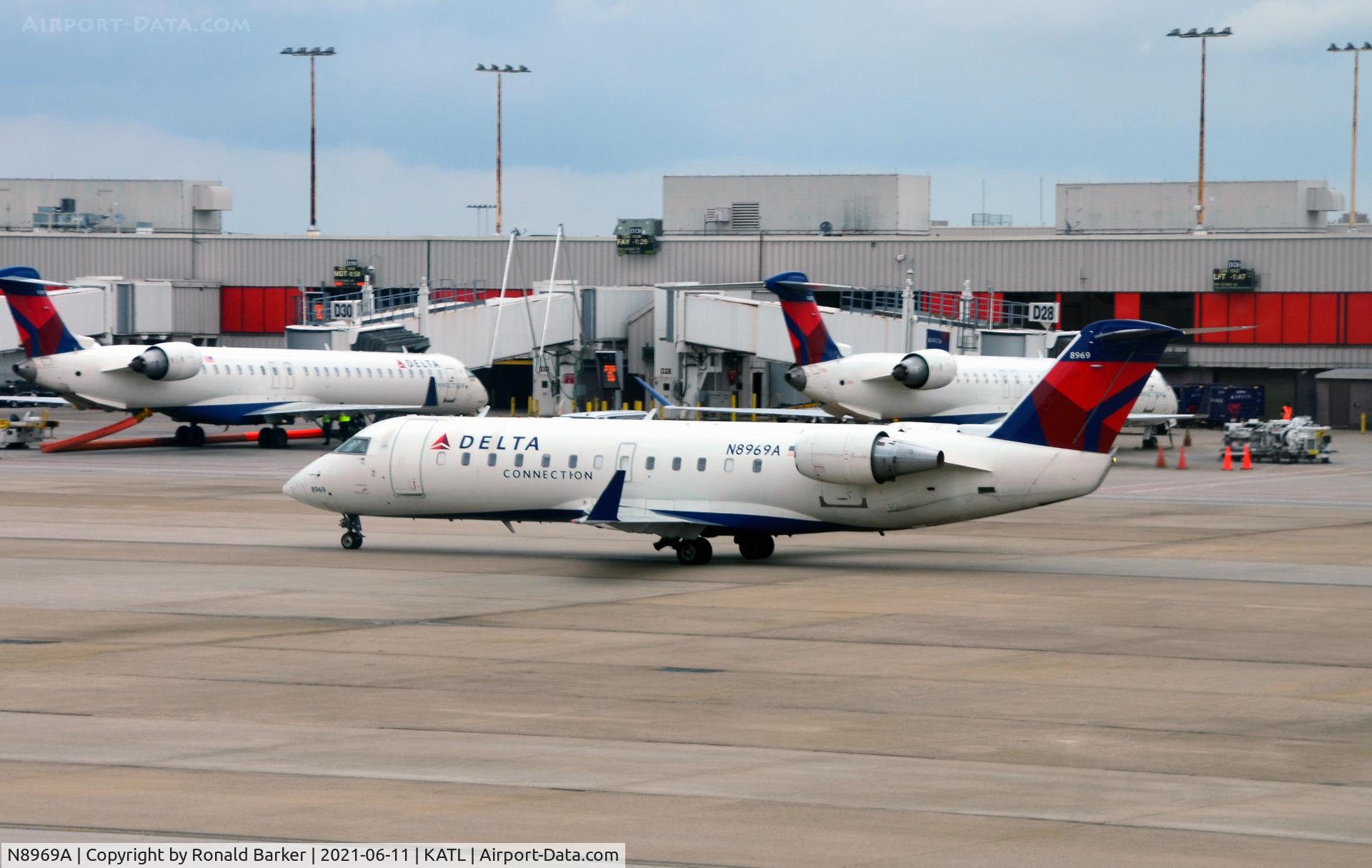 N8969A, 2004 Bombardier CRJ-200 (CL-600-2B19) C/N 7969, Taxi to gate Atlanta