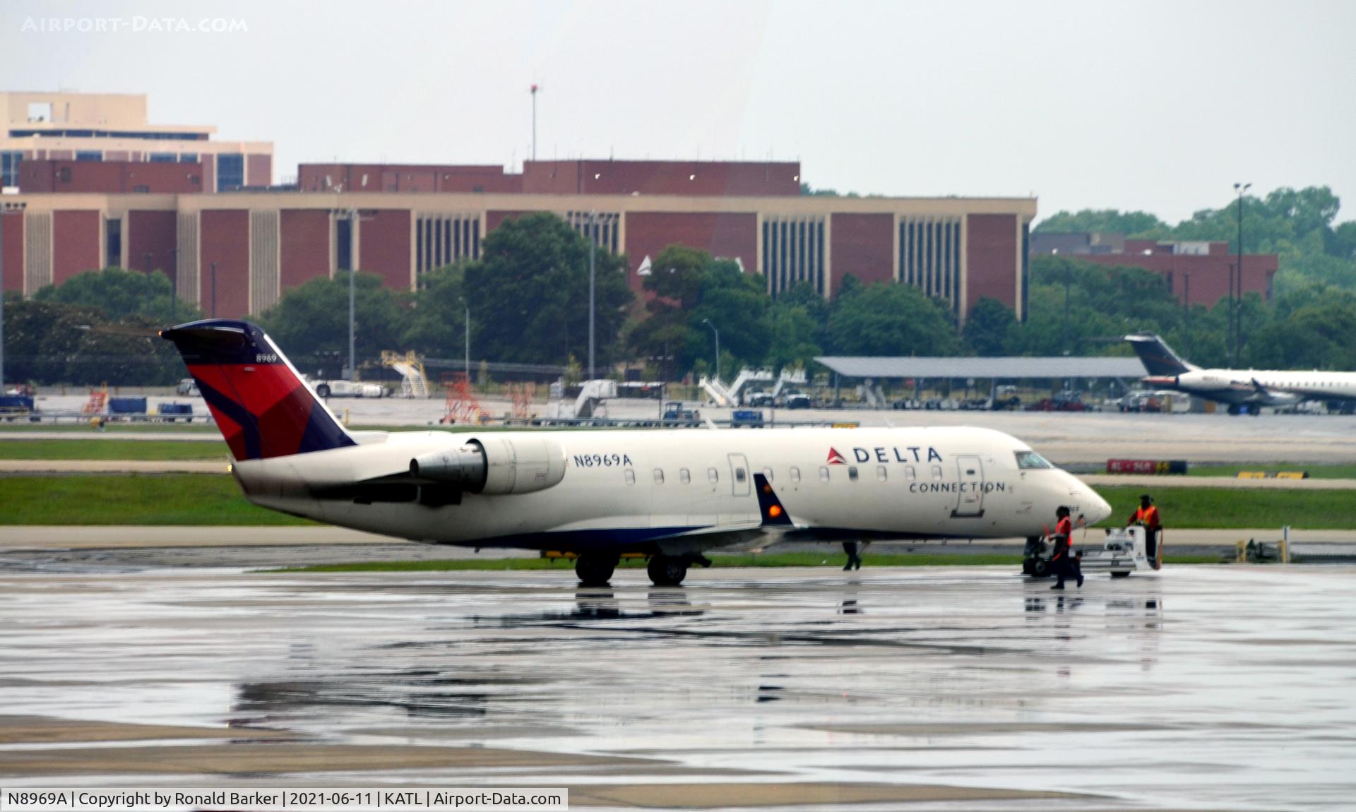 N8969A, 2004 Bombardier CRJ-200 (CL-600-2B19) C/N 7969, Pushback Atlanta
