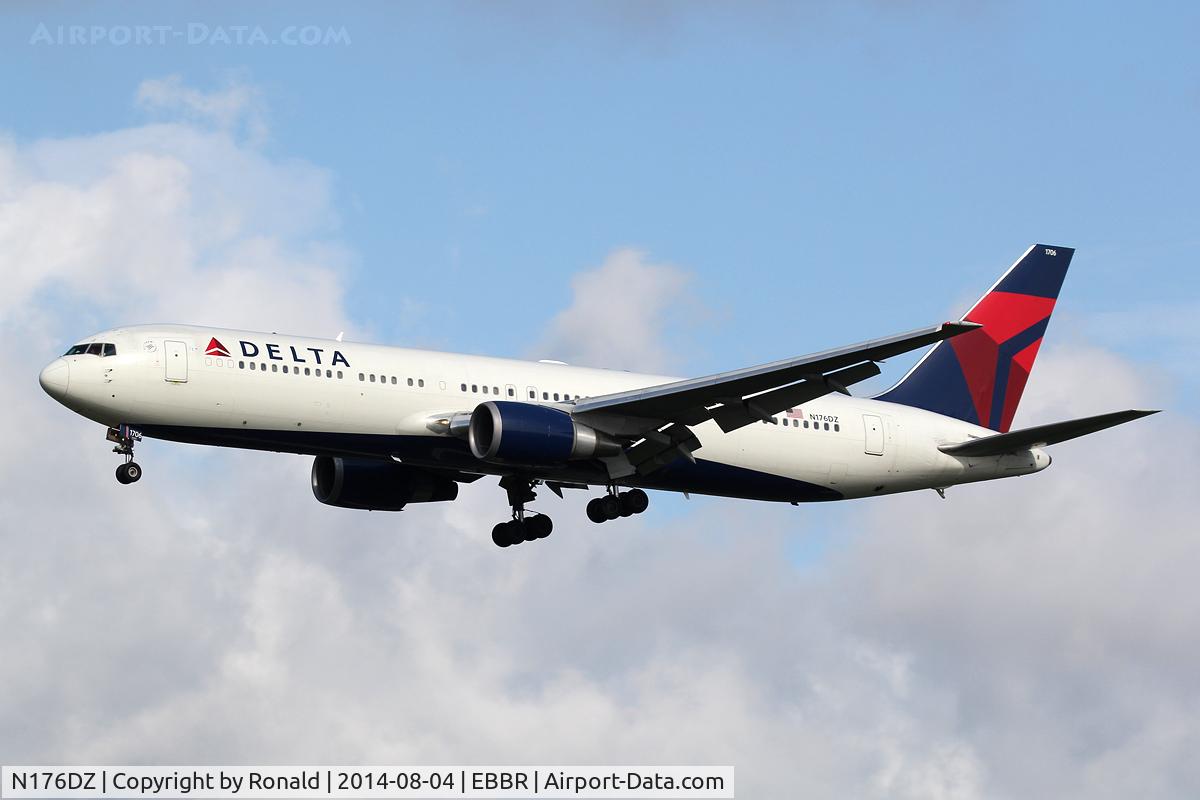 N176DZ, 1999 Boeing 767-332 C/N 29697, at bru