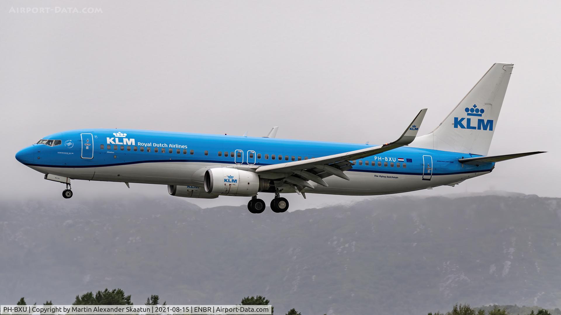 PH-BXU, 2006 Boeing 737-8BK C/N 33028, Landing rwy. 17.