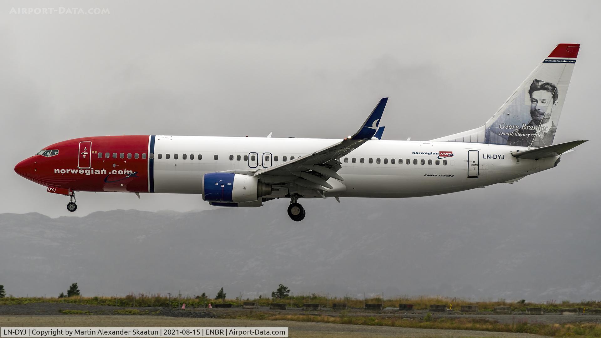 LN-DYJ, 2010 Boeing 737-8JP C/N 39045, Landing rwy. 17.