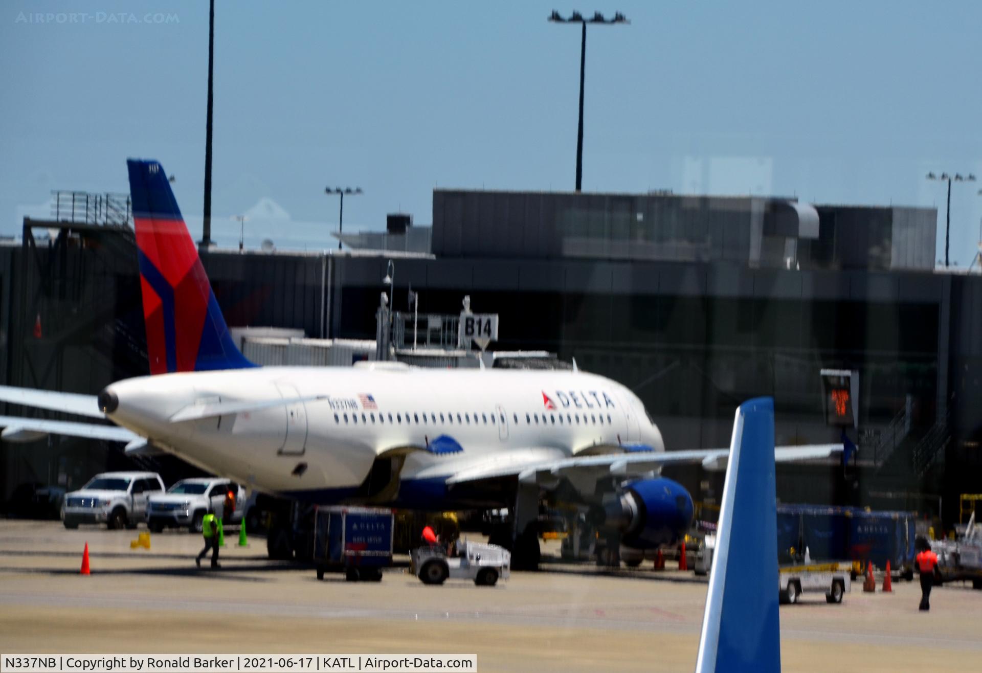 N337NB, 2002 Airbus A319-114 C/N 1685, Gate B14 Atlanta
