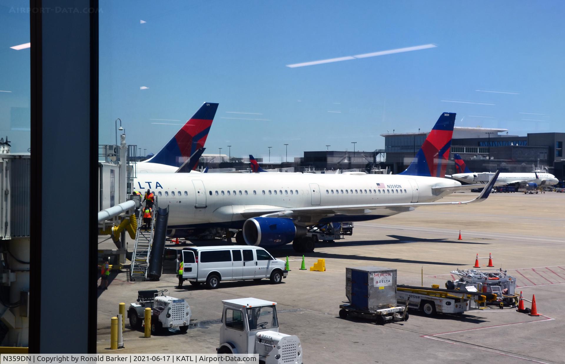 N359DN, 2018 Airbus A321-211 C/N 9370, At the gate Atlanta