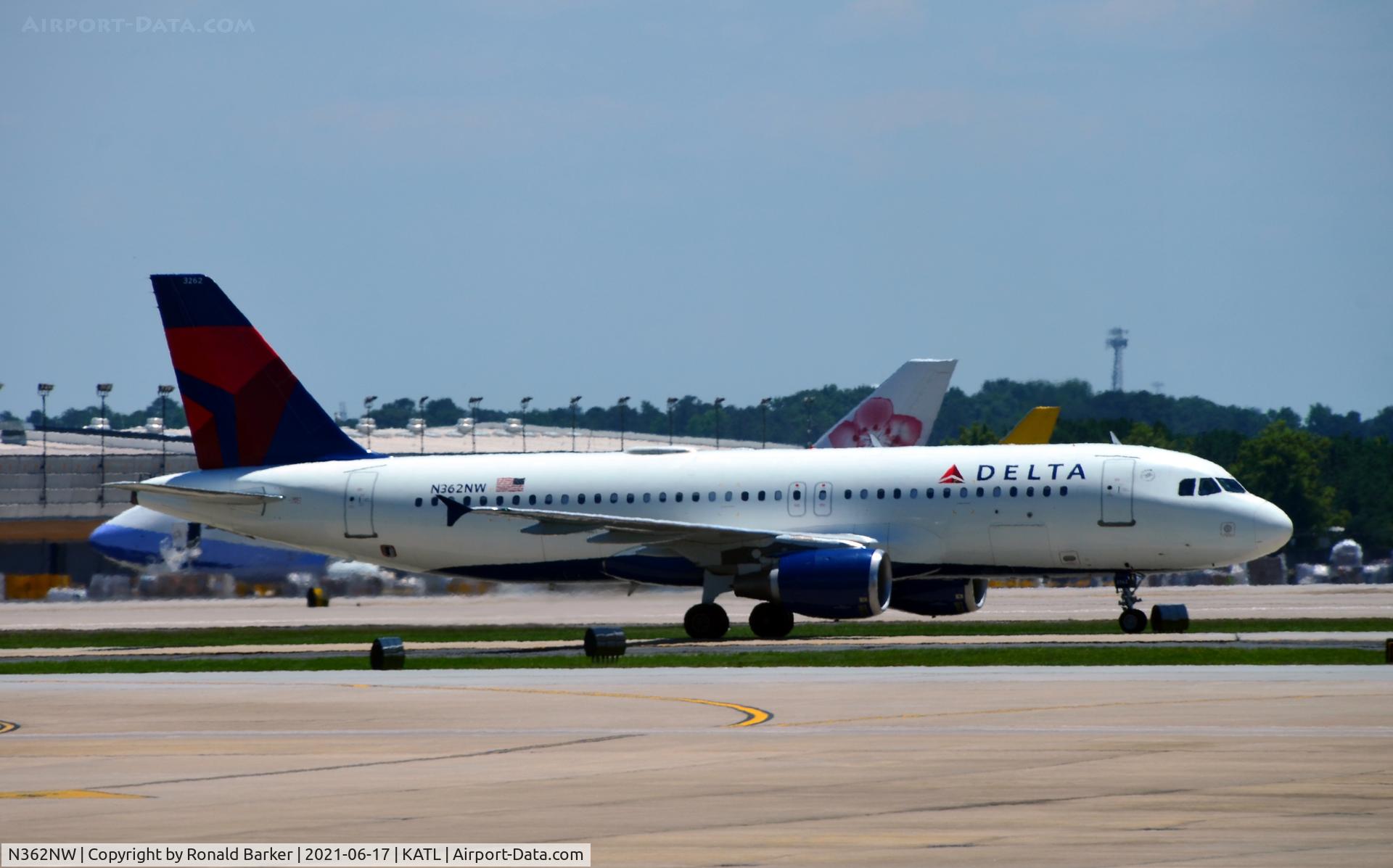 N362NW, 1998 Airbus A320-212 C/N 0911, Taxi Atlanta