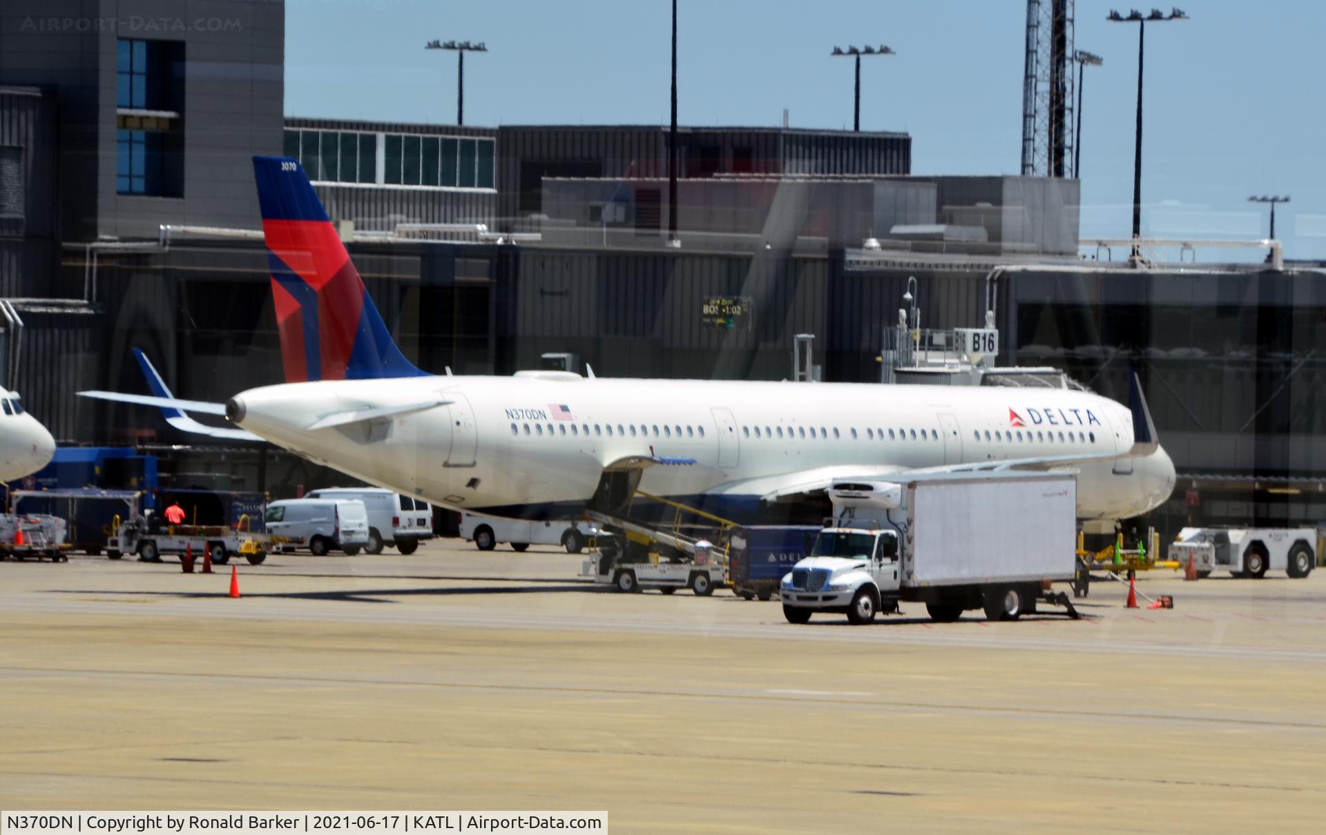 N370DN, 2019 Airbus A321-211 C/N 8765, Gate B16 Atlanta