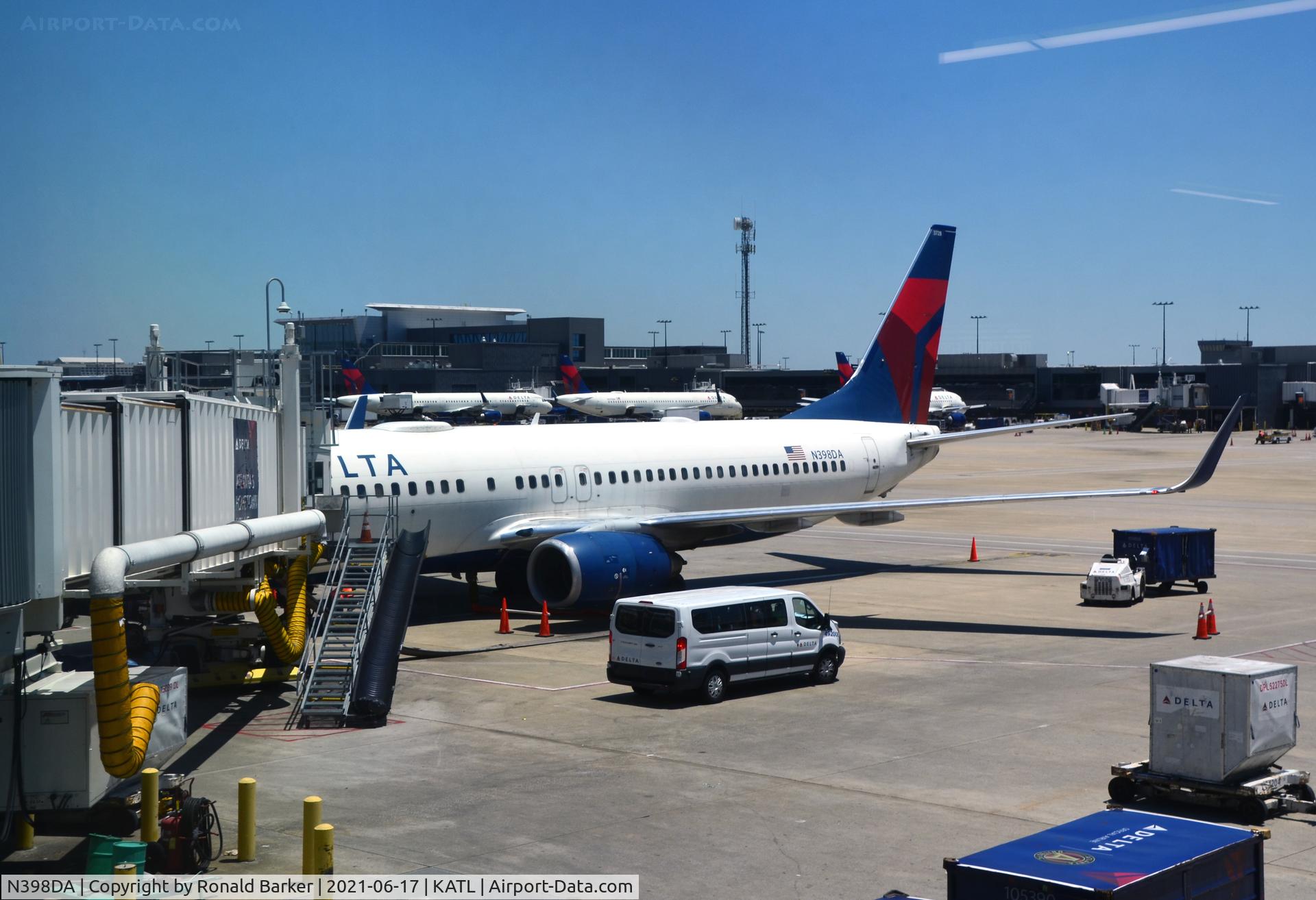 N398DA, 2000 Boeing 737-832 C/N 30774, Gate A5 Atlanta
