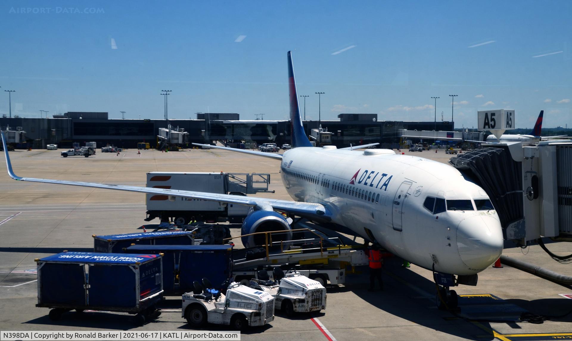 N398DA, 2000 Boeing 737-832 C/N 30774, Gate A5 Atlanta